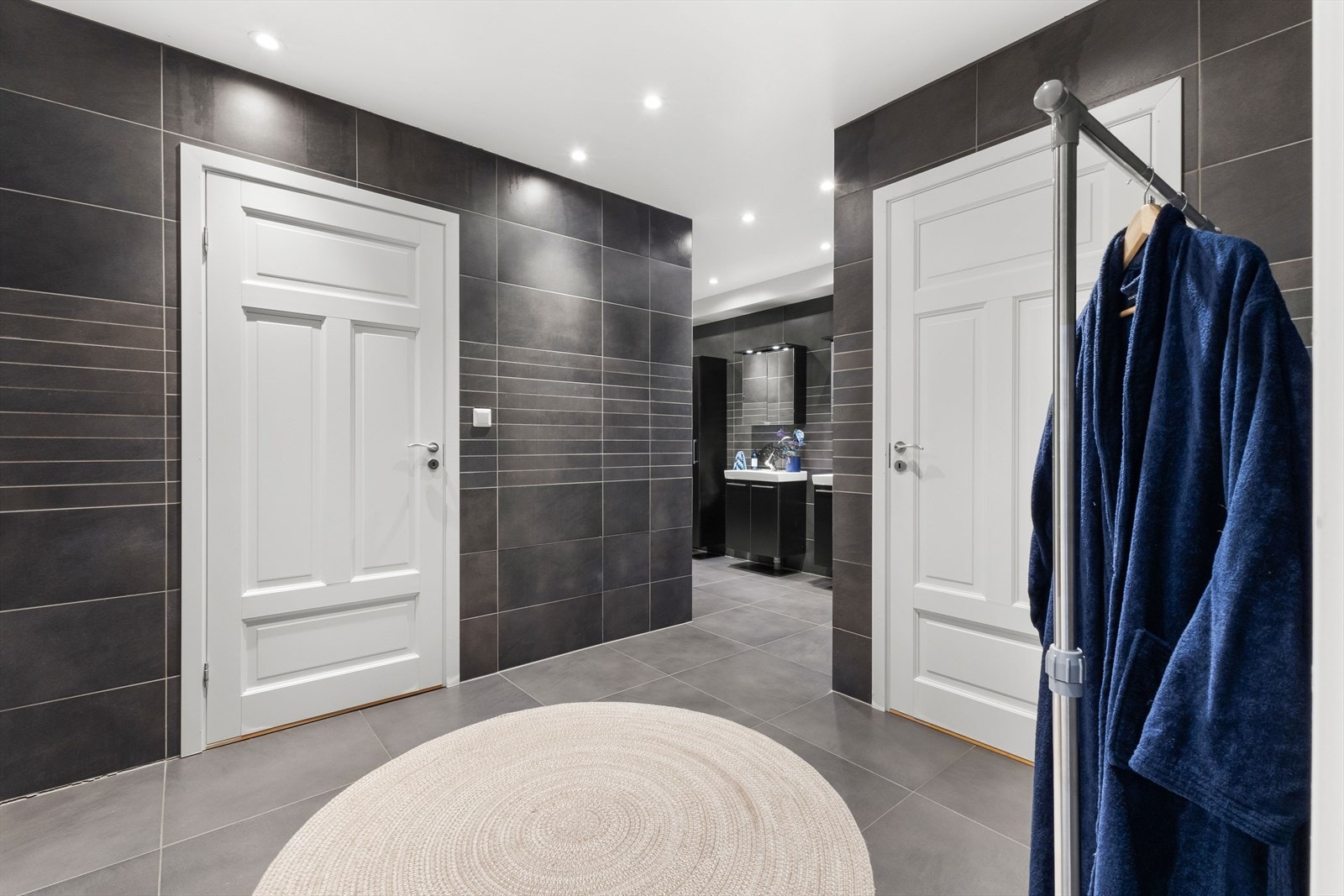 Fra hallen har man man tilgang til flislagt bad/vaskerom med moderne innredning, som sikrer både stil og funksjonalitet. Galleribilde