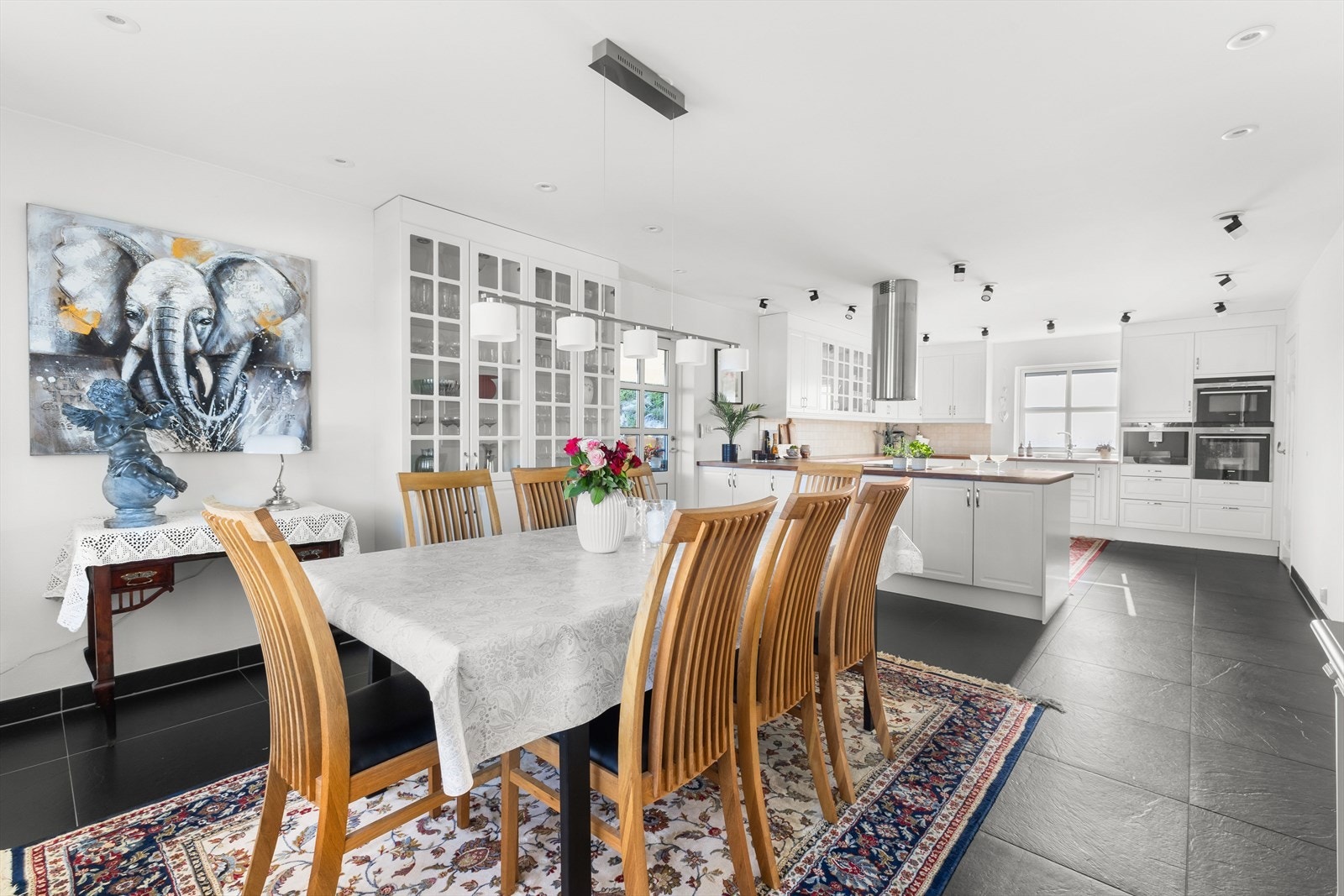 På kjøkkenet er det god plass til et spisebord, som er flittig brukt både til måltider og som arbeidsplass når barna gjør lekser. Galleribilde