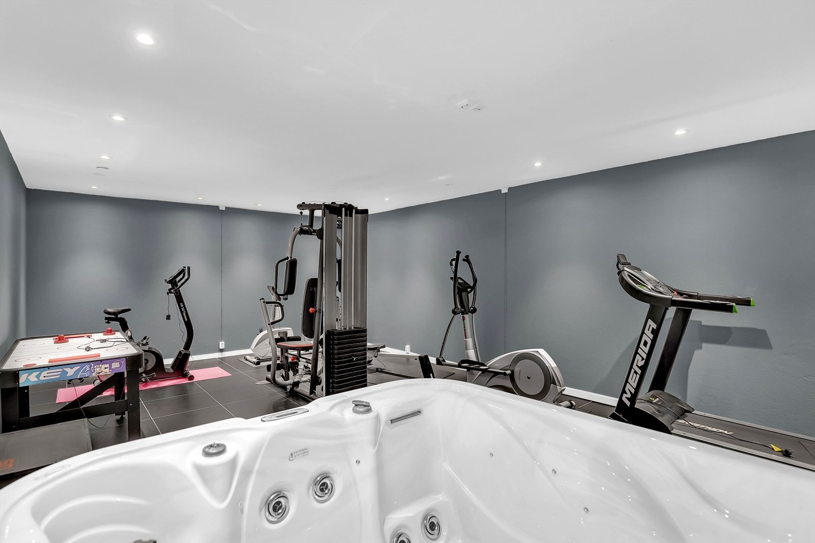 Eget treningsrom med jacuzzi Galleribilde