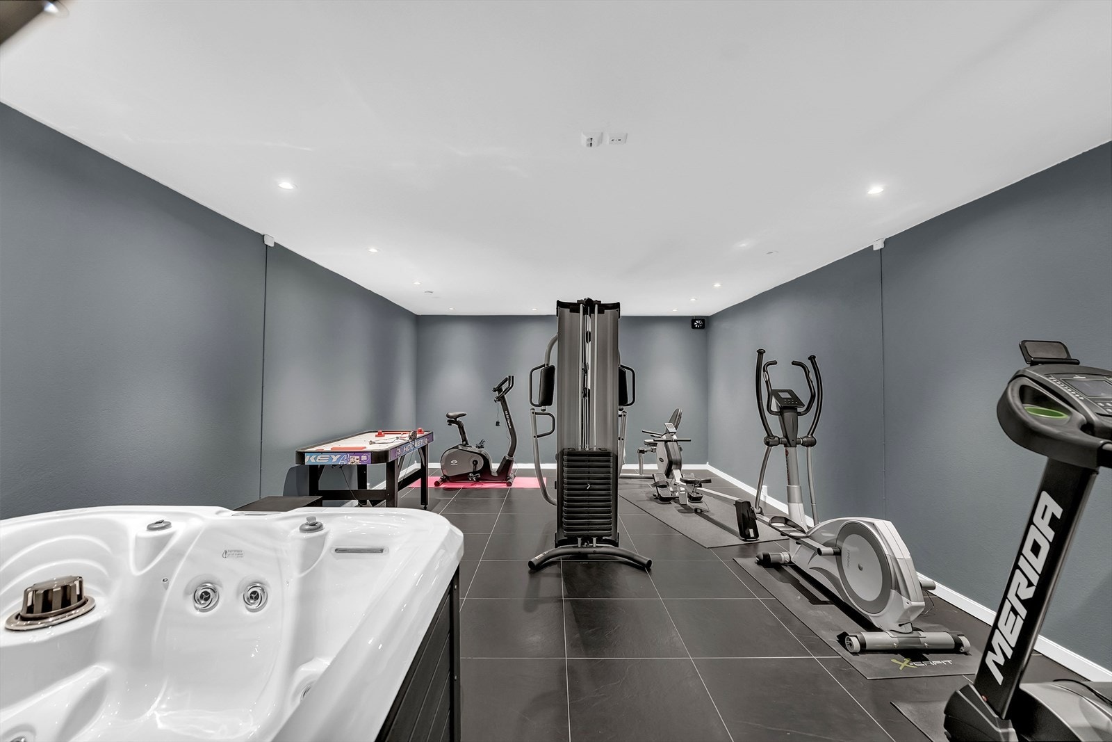 Alle treningsapparater og jacuzzi medfølger handelen. Galleribilde