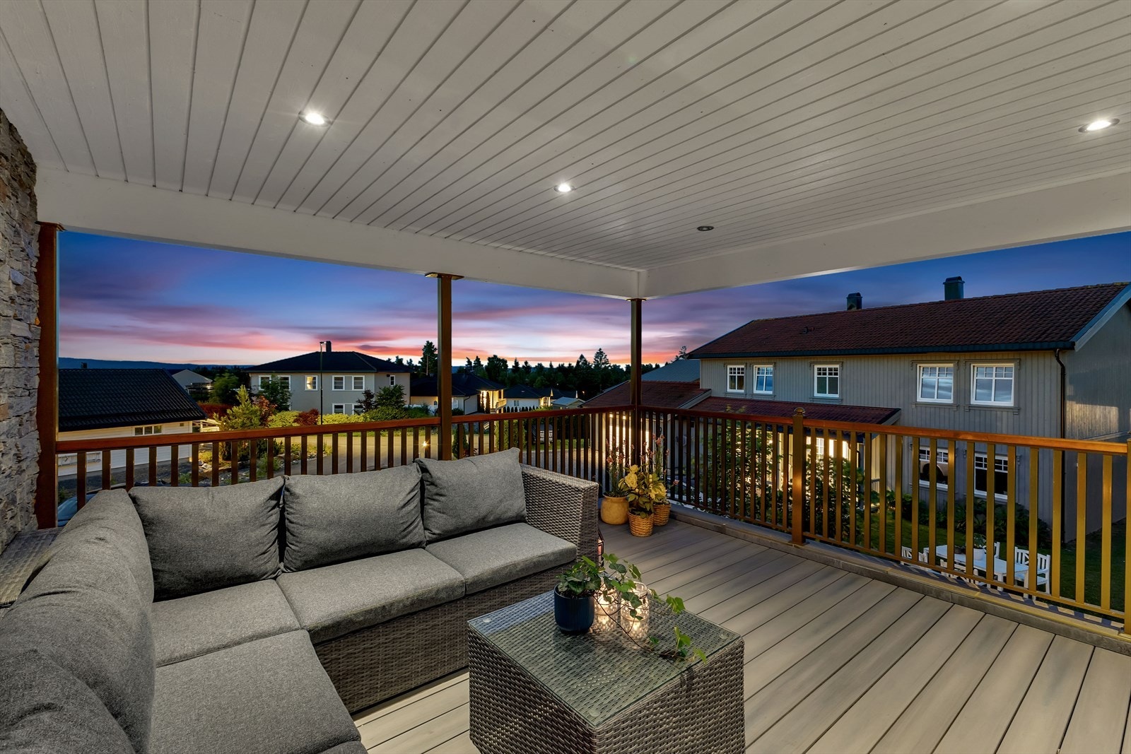 Balkongen er overbygget, perfekt for grill og hyggelige sammenkomster utendørs Galleribilde