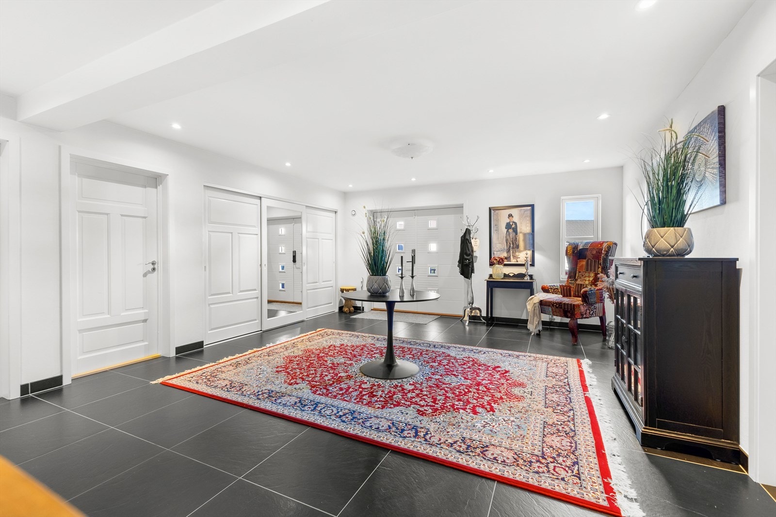 Det romslige inngangspartiet er ideelt for å ønske gjester velkommen, med god plass til oppbevaring av yttertøy og sko Galleribilde