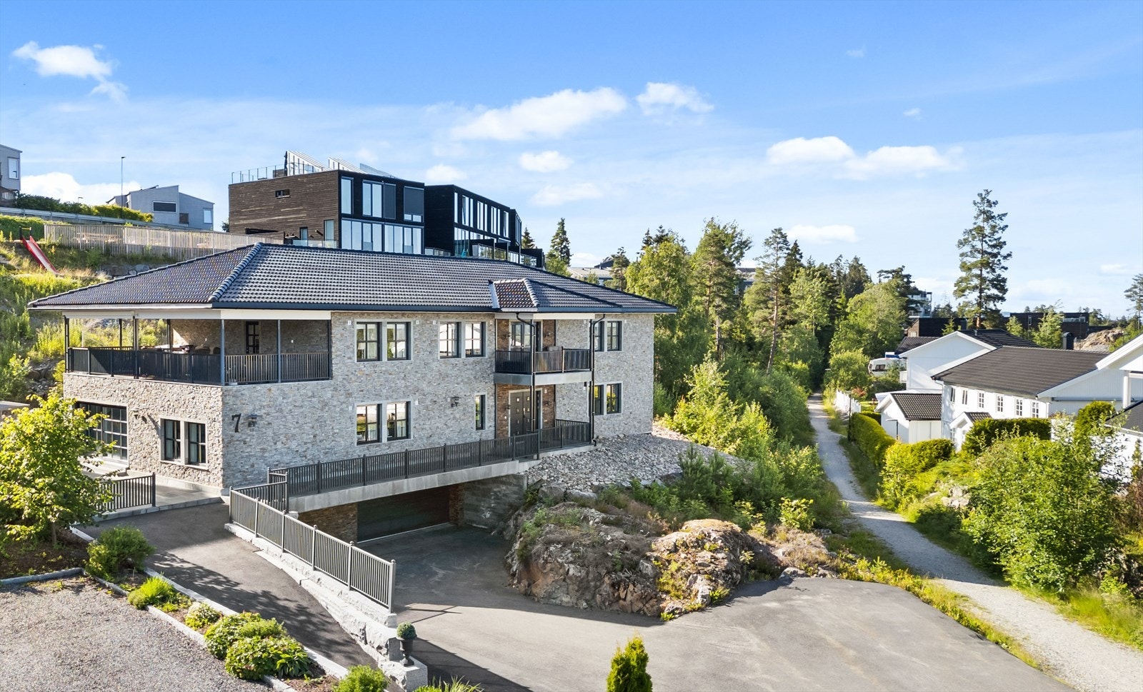 En koselig tursti rett utenfor huset brukes flittig, noe som gir ekstra sjarm til eiendommen. Galleribilde