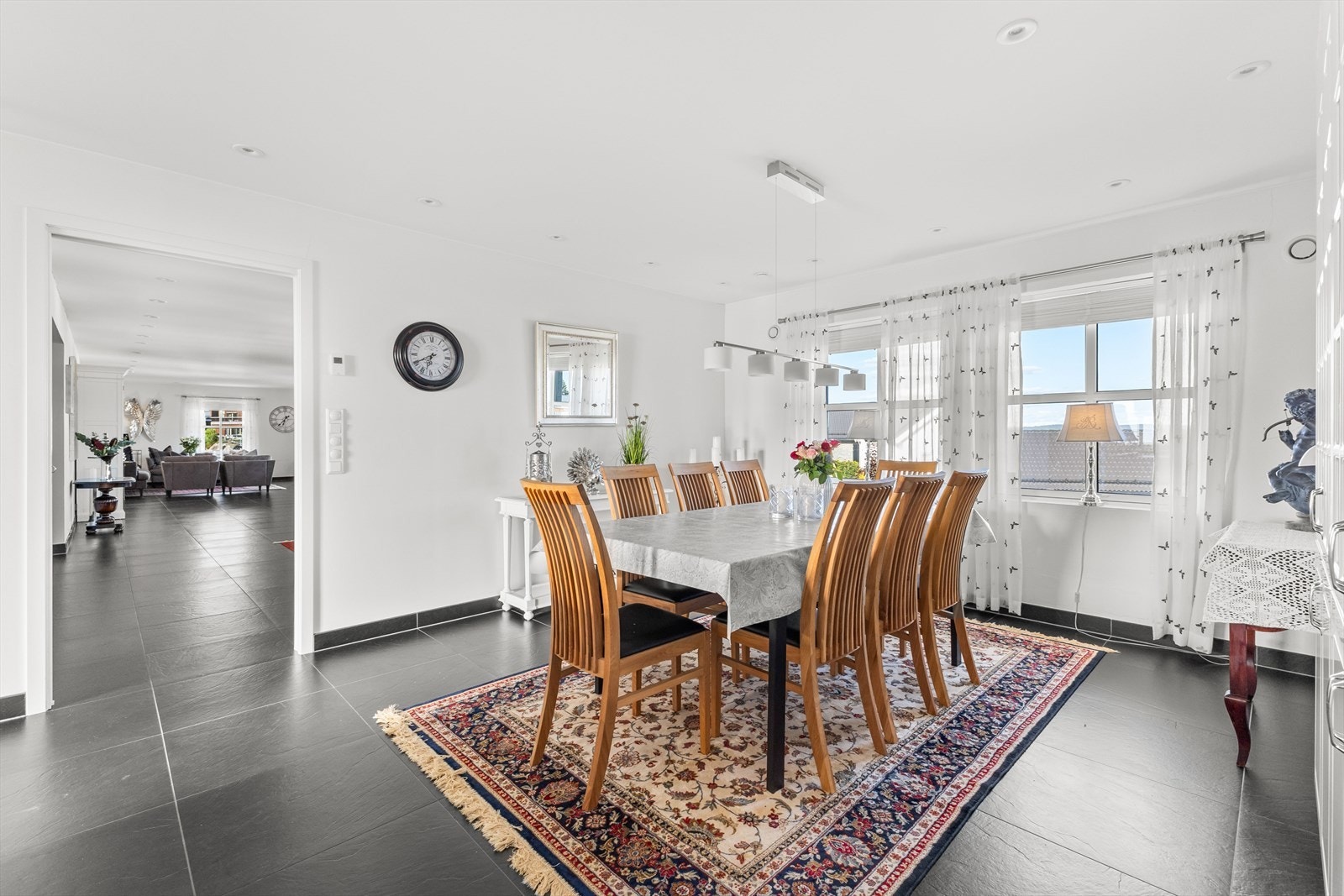 Boligen har vannbåren varme, som sikrer komfortabel temperatur gjennom hele boligen. Galleribilde