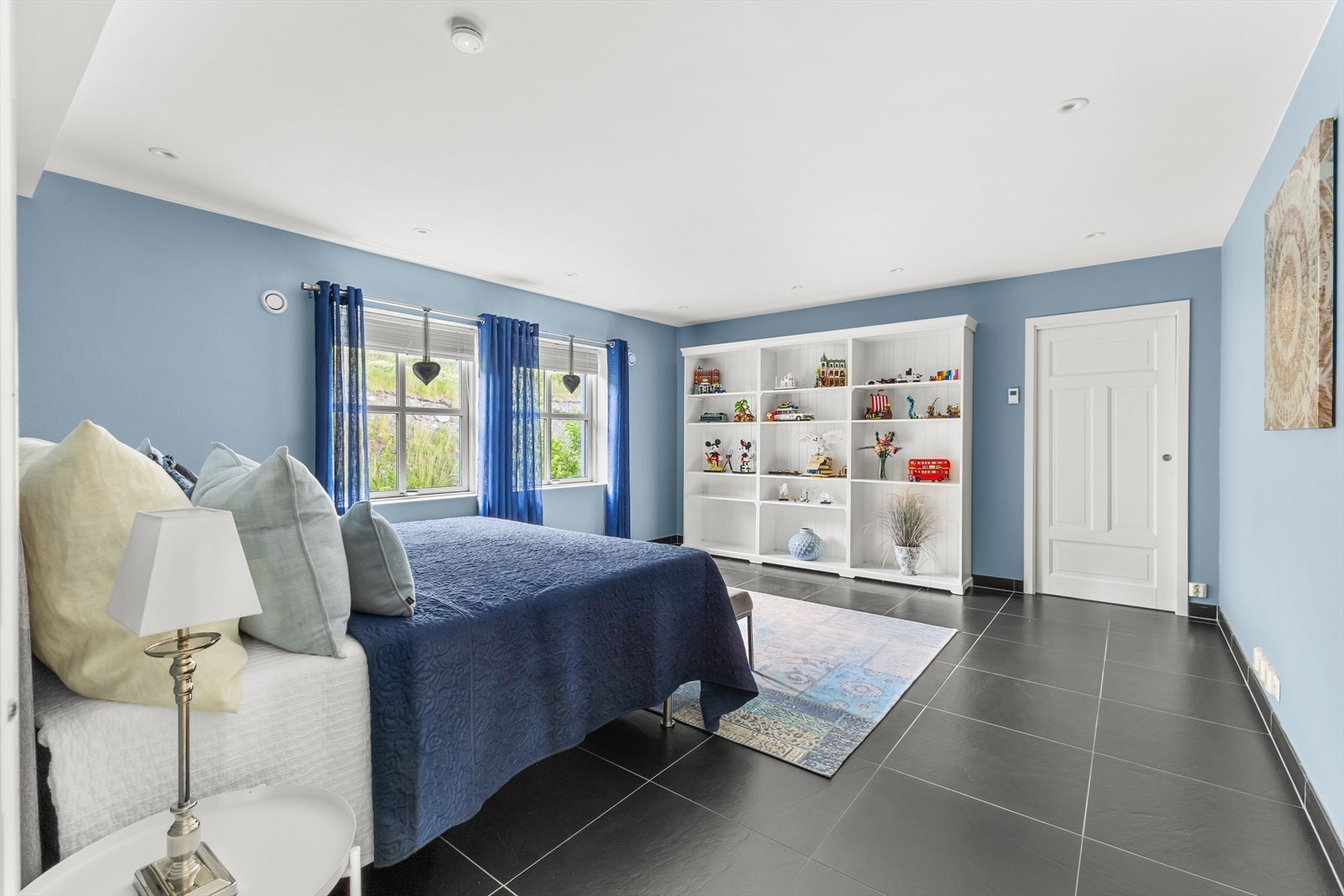 Alle rommene i boligen er av god størrelse, noe som gir få begrensninger og muligheten til å tilpasse rommene etter dine personlige preferanser og livsstil. Galleribilde