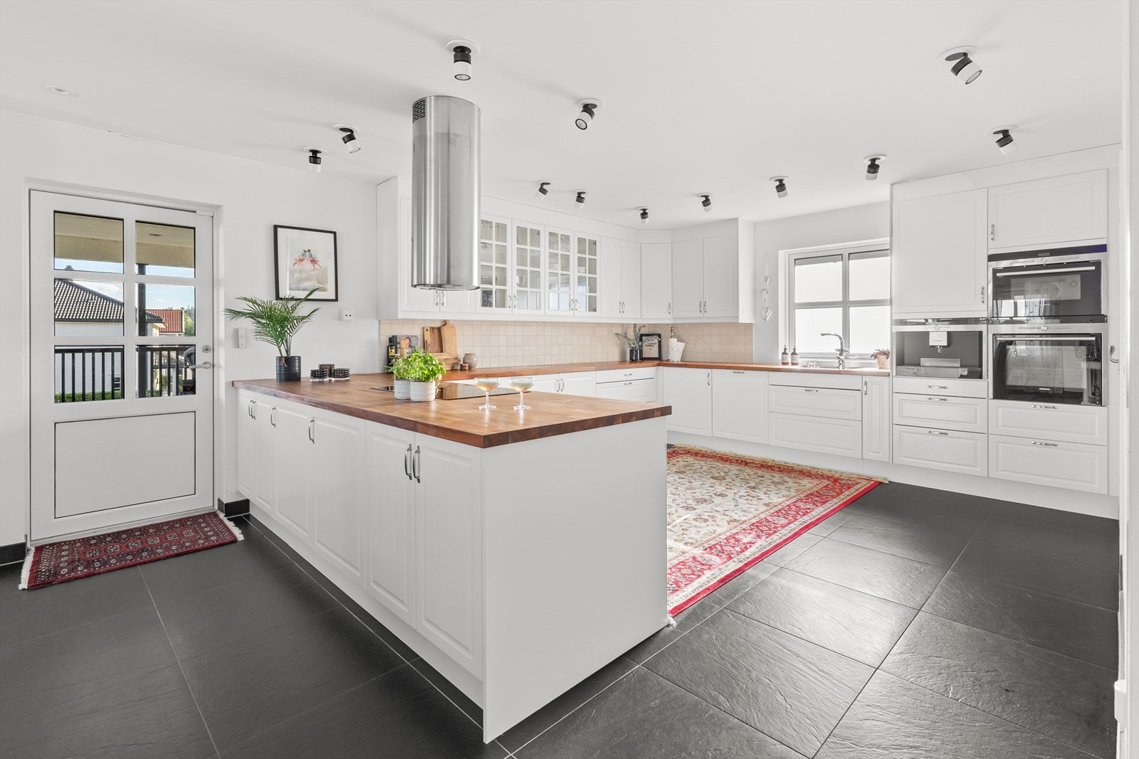 Boligen tilbyr også en romslig balkong på ca. 40 kvm med utgang fra kjøkkenet Galleribilde