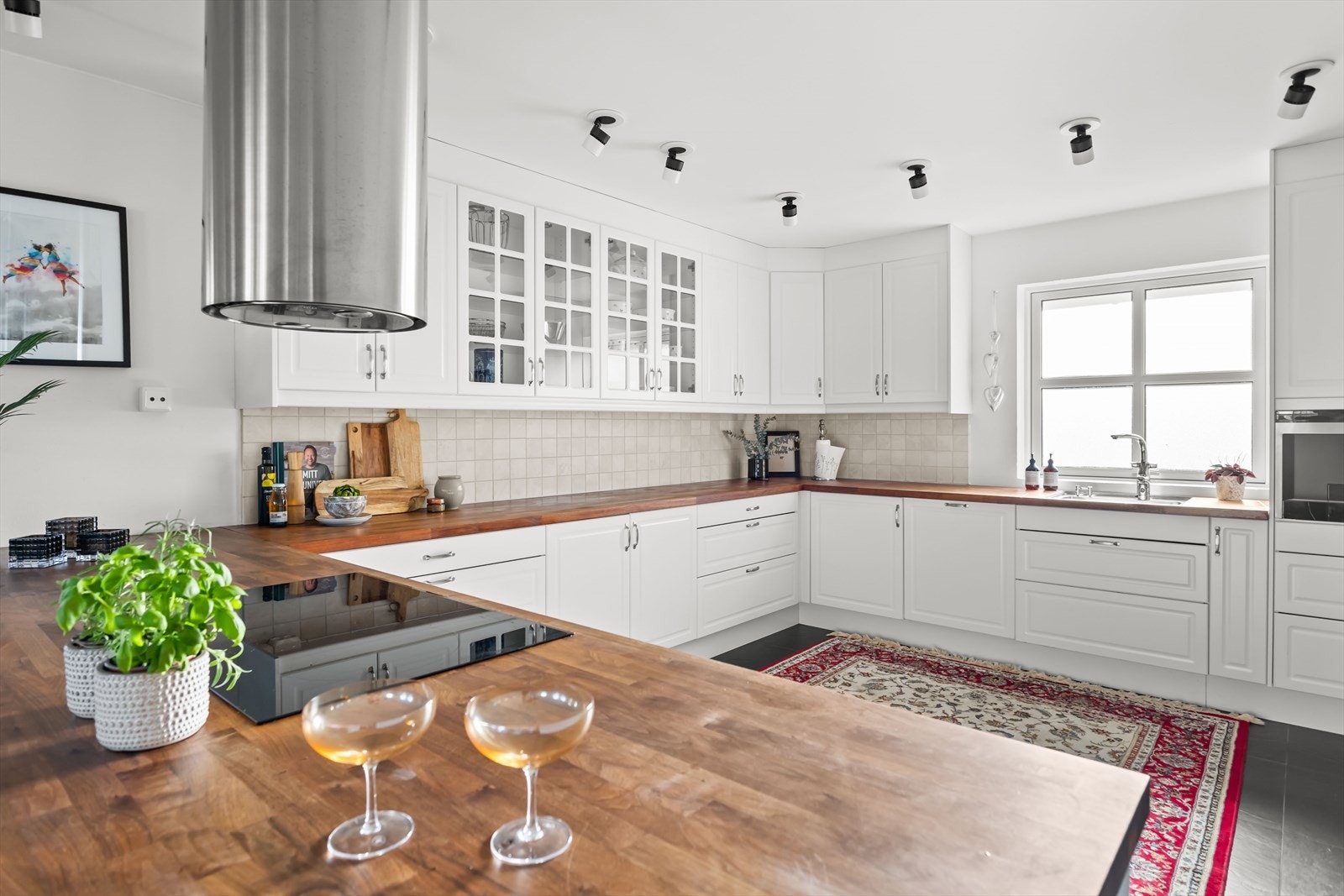 Det moderne og funksjonelle kjøkkenet har integrerte hvitevarer, ny ventilator og platetopp fra 2024 Galleribilde