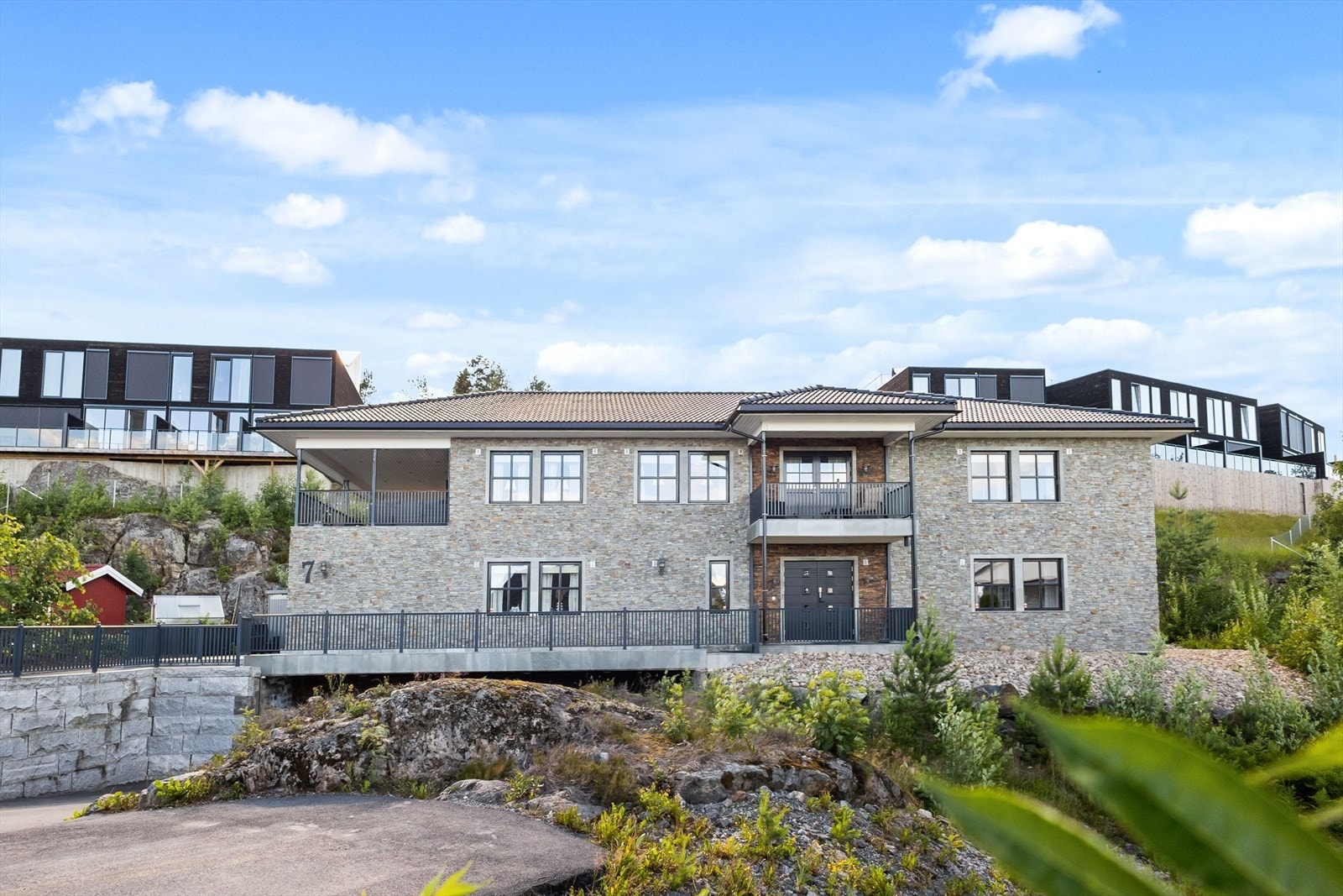 Eiendommen ligger i et barnevennlig og attraktivt boligområde på Hektneråsen i Rælingen kommune. Galleribilde