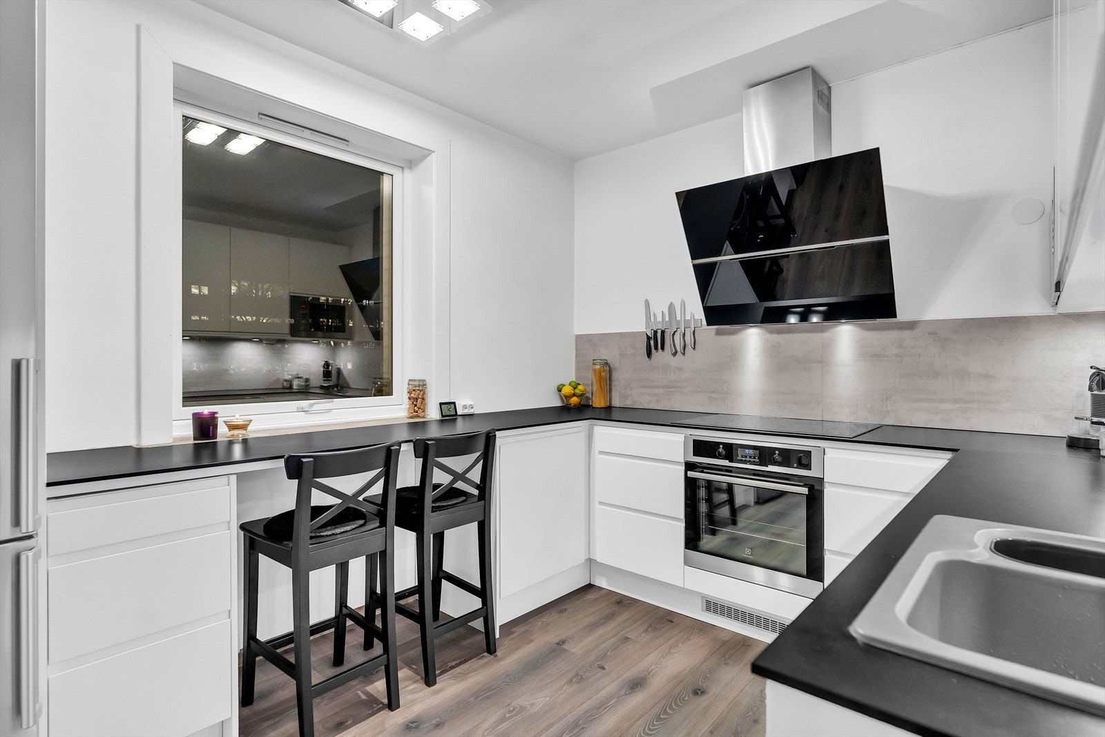 Innredningen har rikelig med over- og underskap, belysning over benk, og gode arbeidsflater til hobbykokkens glede. Galleribilde