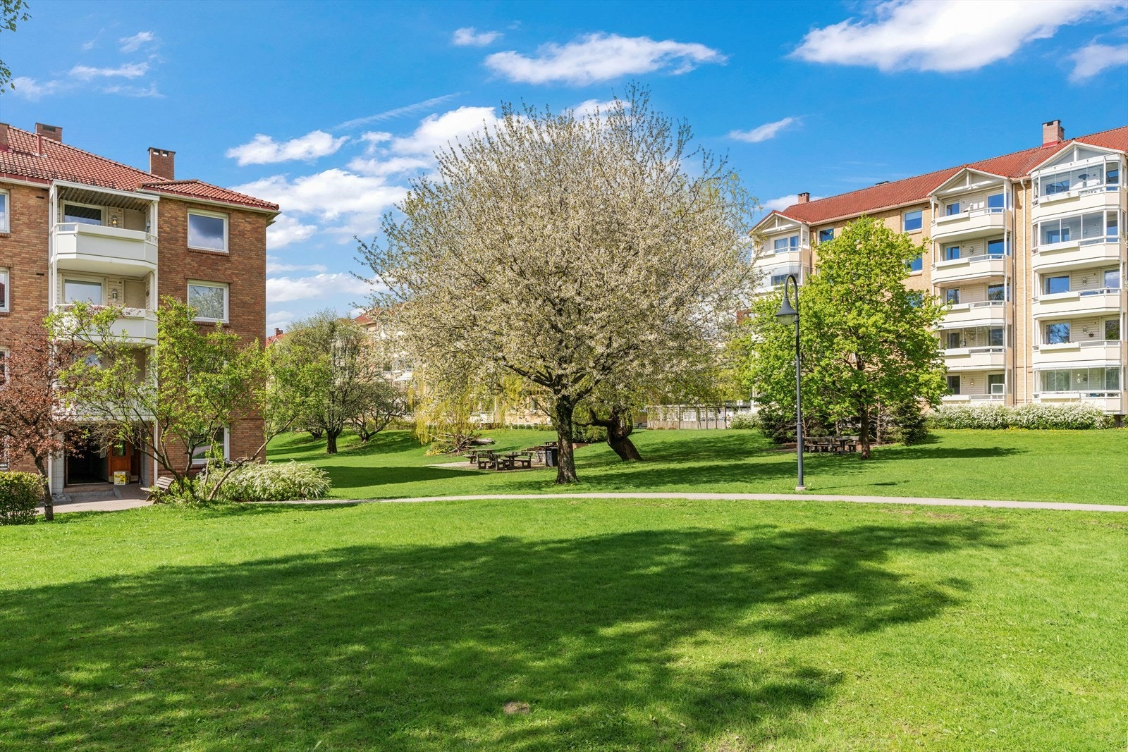 Området er preget av store parkmessige fellesarealer med sittegrupper, lekeplasser og turterreng. Galleribilde