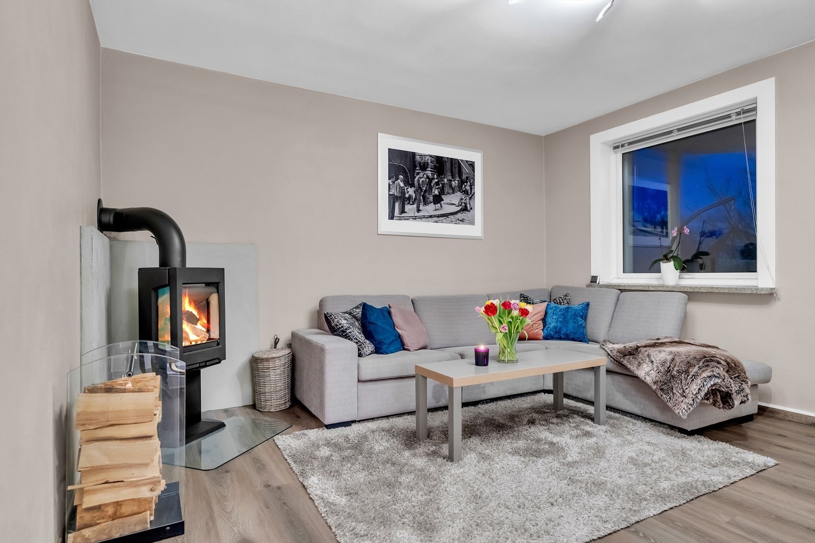 Om kvelden forvandles leiligheten til et samlingspunkt for venner og familie Galleribilde