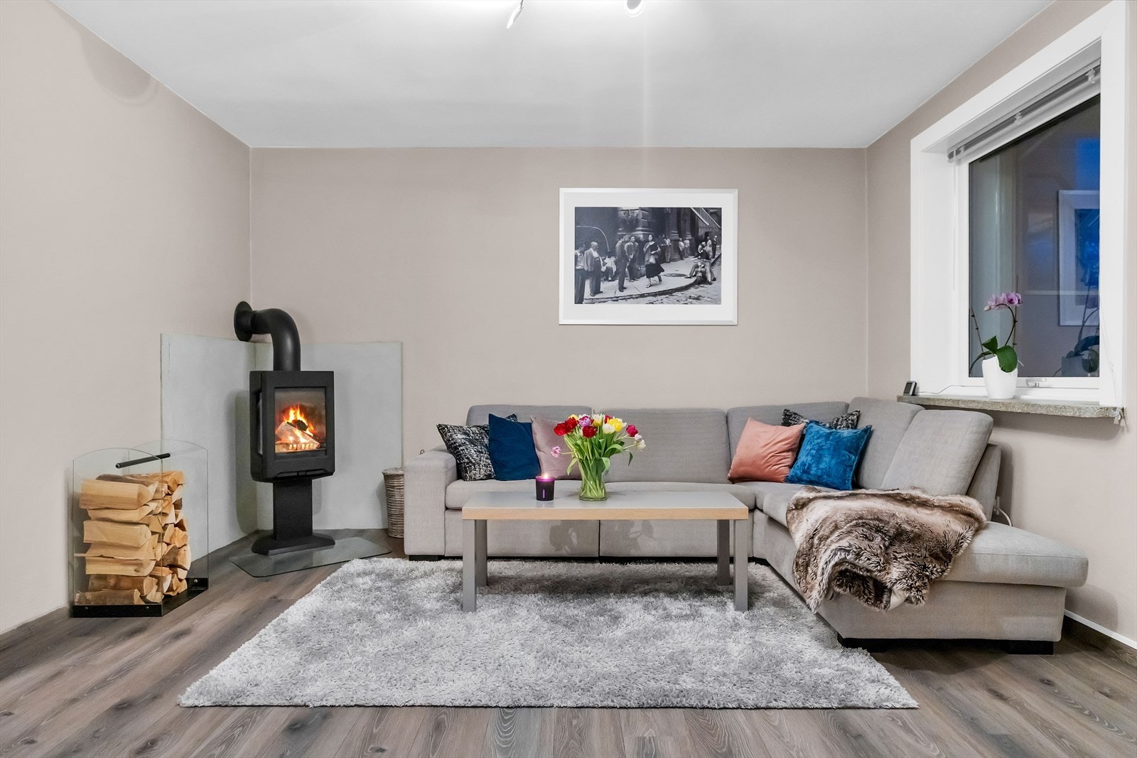 Stuen er pent innredet med nyere laminatgulv, delikat farger på veggflatene, og har god plass til både sofagruppe, tv-løsning og spisebord. Galleribilde