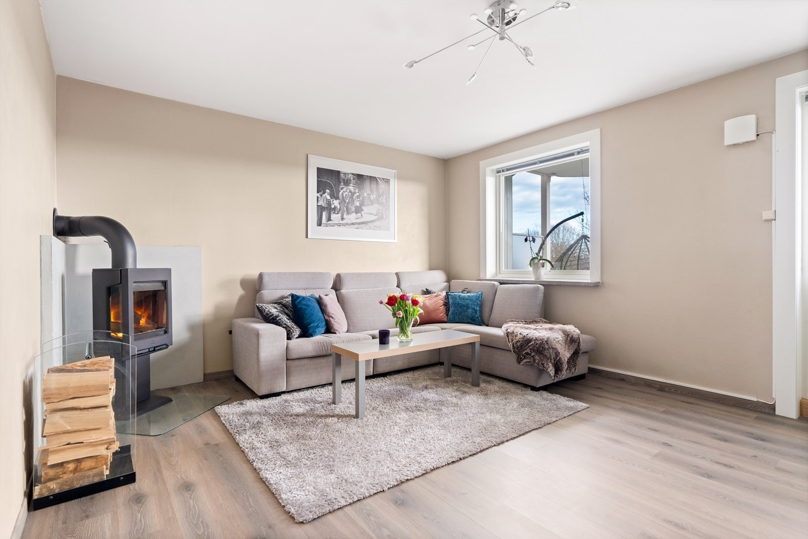 Stuen utgjør et sosialt og delikat rom med funksjonelle arbeidsflater og gode møbleringsmuligheter. Galleribilde