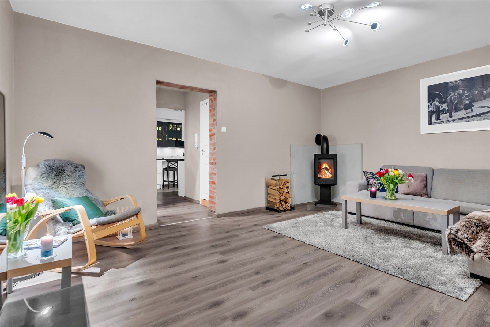 Herlige teglsteins-detaljer mellom stuen og kjøkkenet Galleribilde