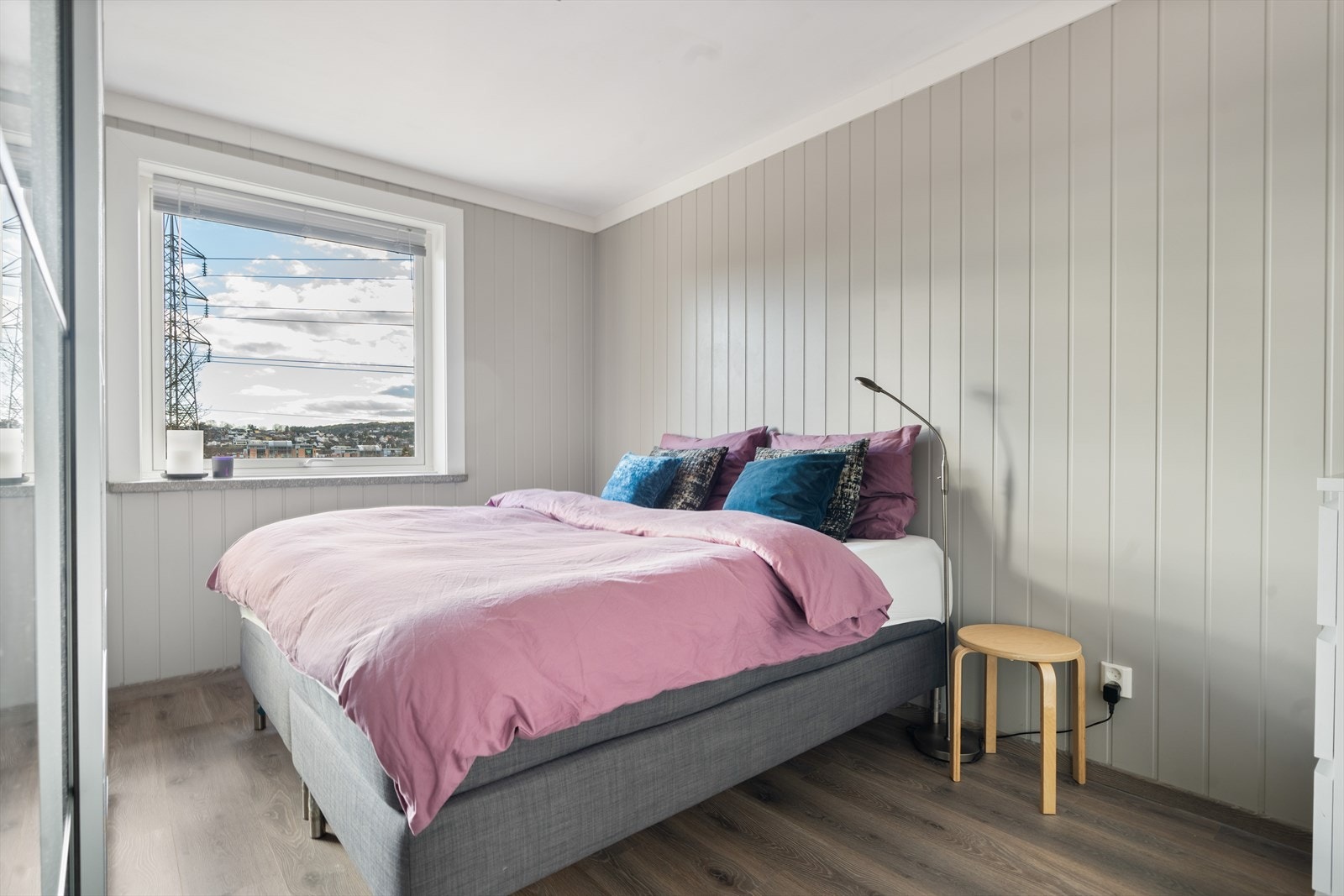 Hovedsoverommet er av god størrelse med god plass til dobbeltseng. Galleribilde