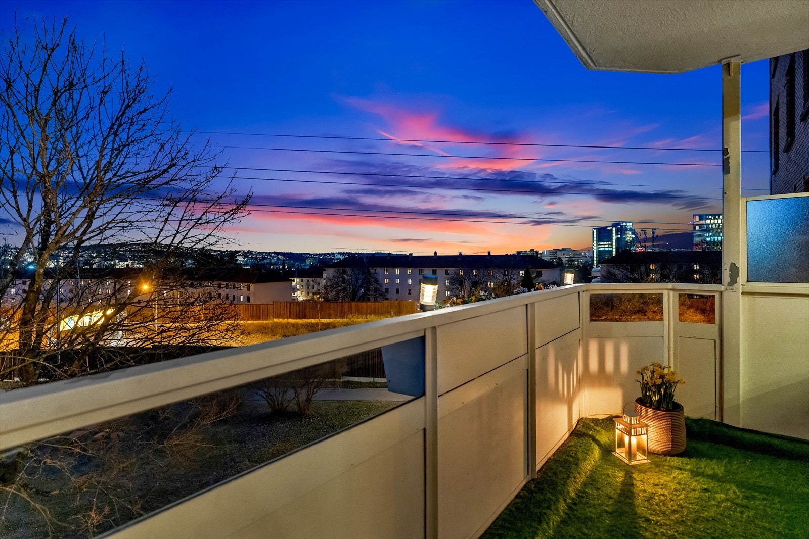 Balkongen er orientert i sydlig retning og har meget gode solforhold Galleribilde