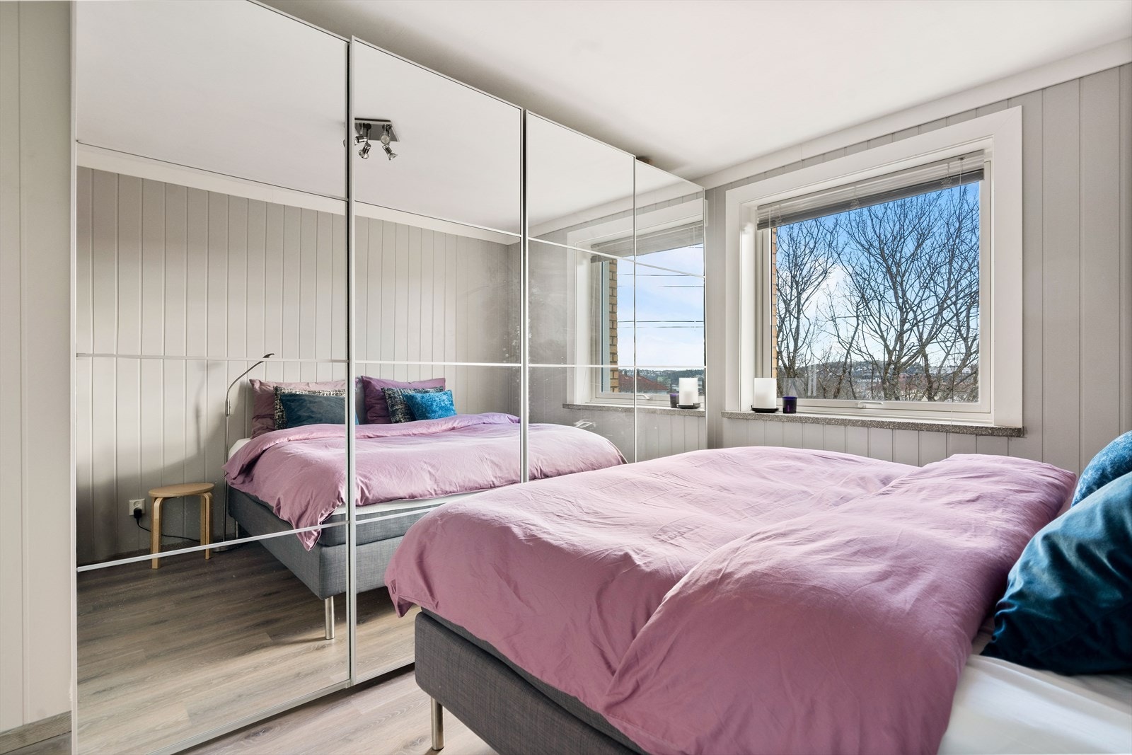 Skyvedørsgarderoben er langs den ene langveggen. Galleribilde