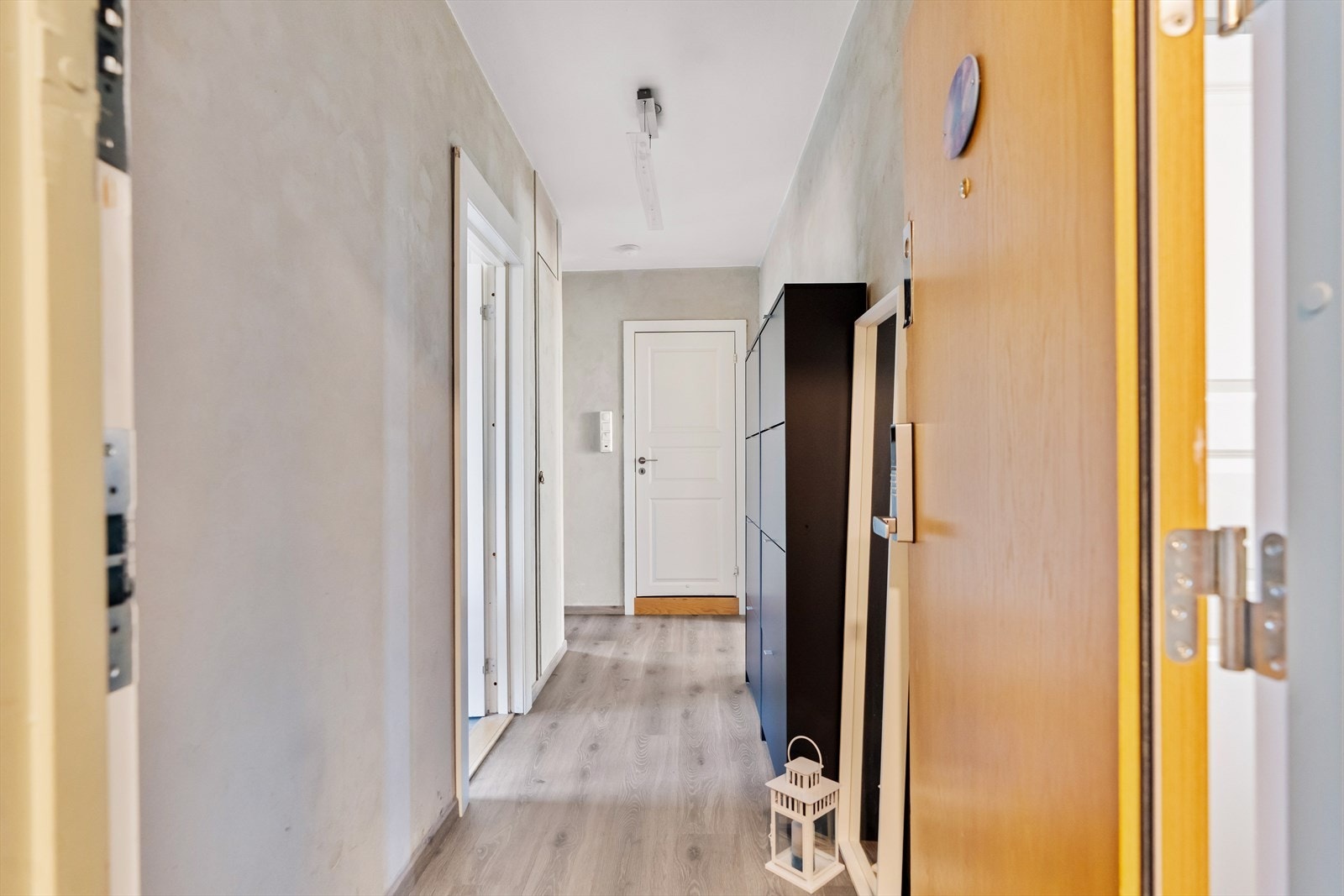 Du ønskes velkommen fra en felles trappeoppgang til en hyggelig entre med innebygd garderobeskap Galleribilde