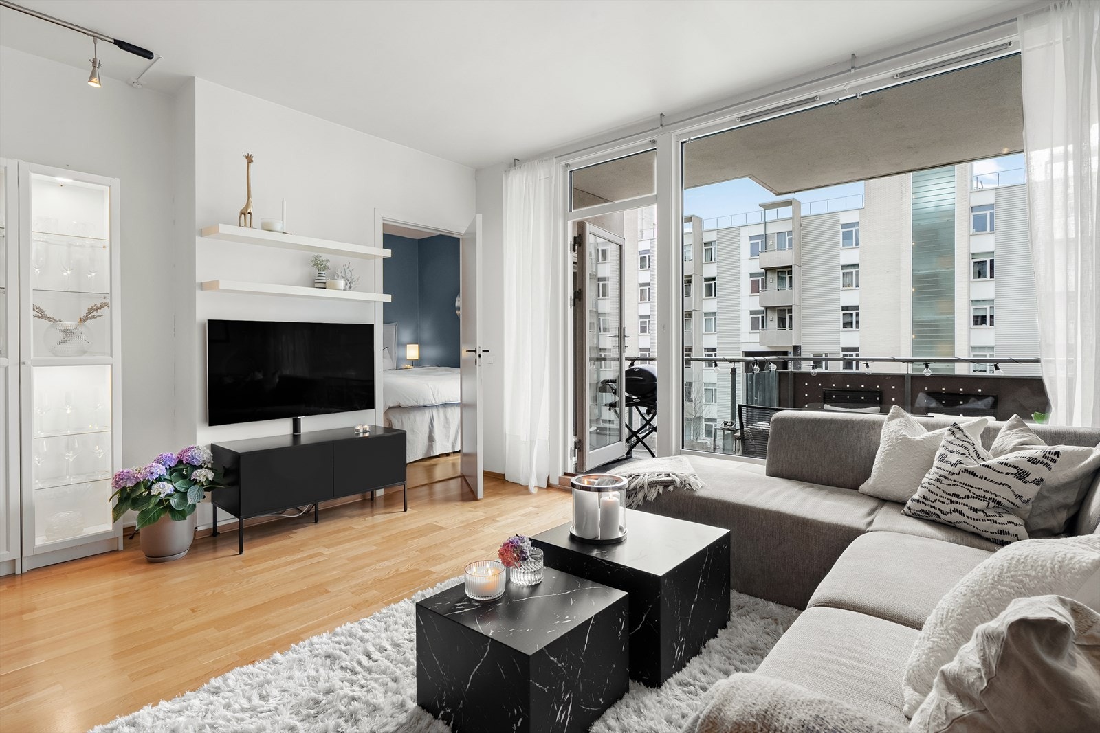 Stor vindusflate i stue sørger for rikelig med lysinnslipp. Galleribilde