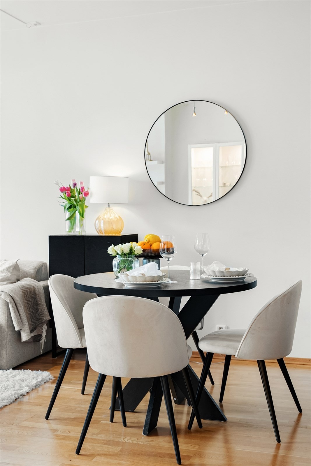 Her får du mulighet til å ha flere gjester til bords, da det er plass til et spisebord som kan utvides/trekkes ut. Galleribilde