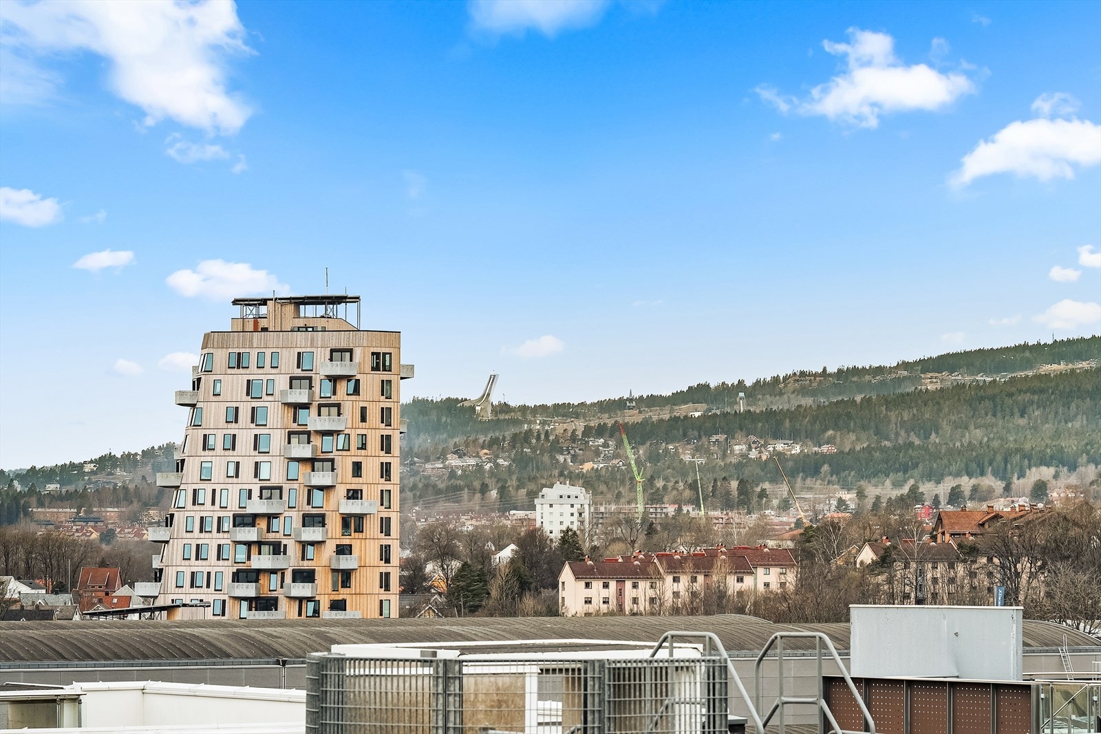 Bildet tatt fra takterrassen, zoomet mot spektakulære Vertikalen. Galleribilde