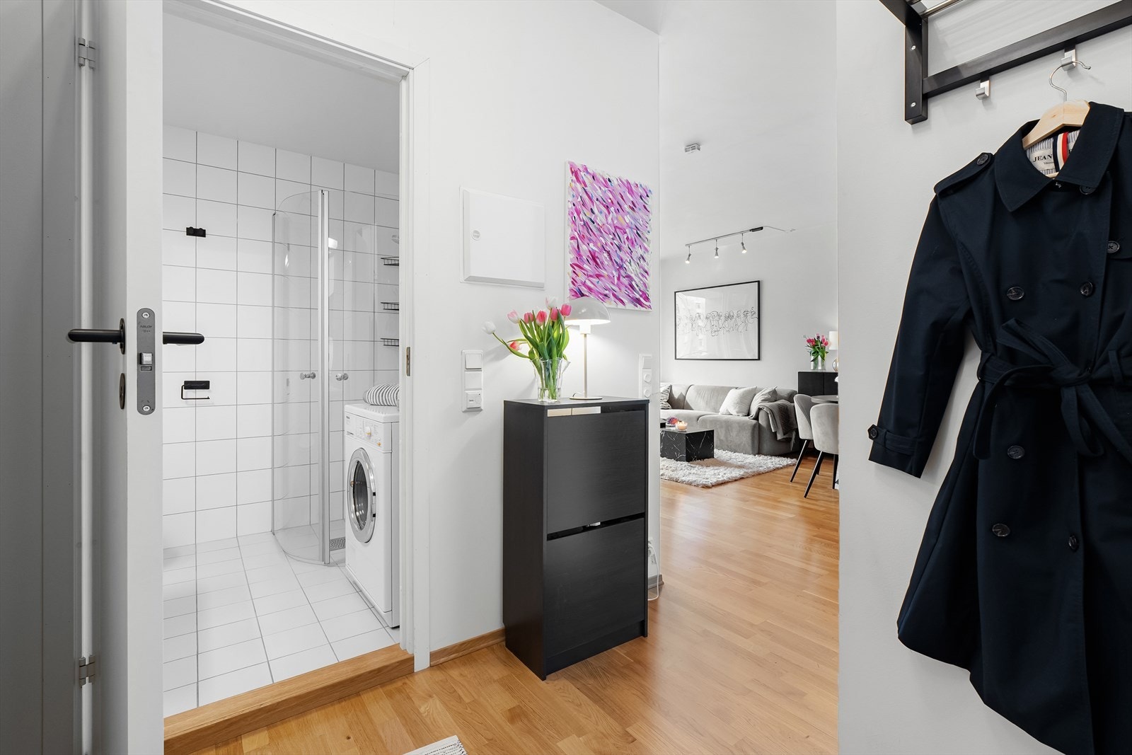 Fra gangen er det adkomst til baderommet. Badet er lyst og pent og er fra byggeår 2006. Galleribilde