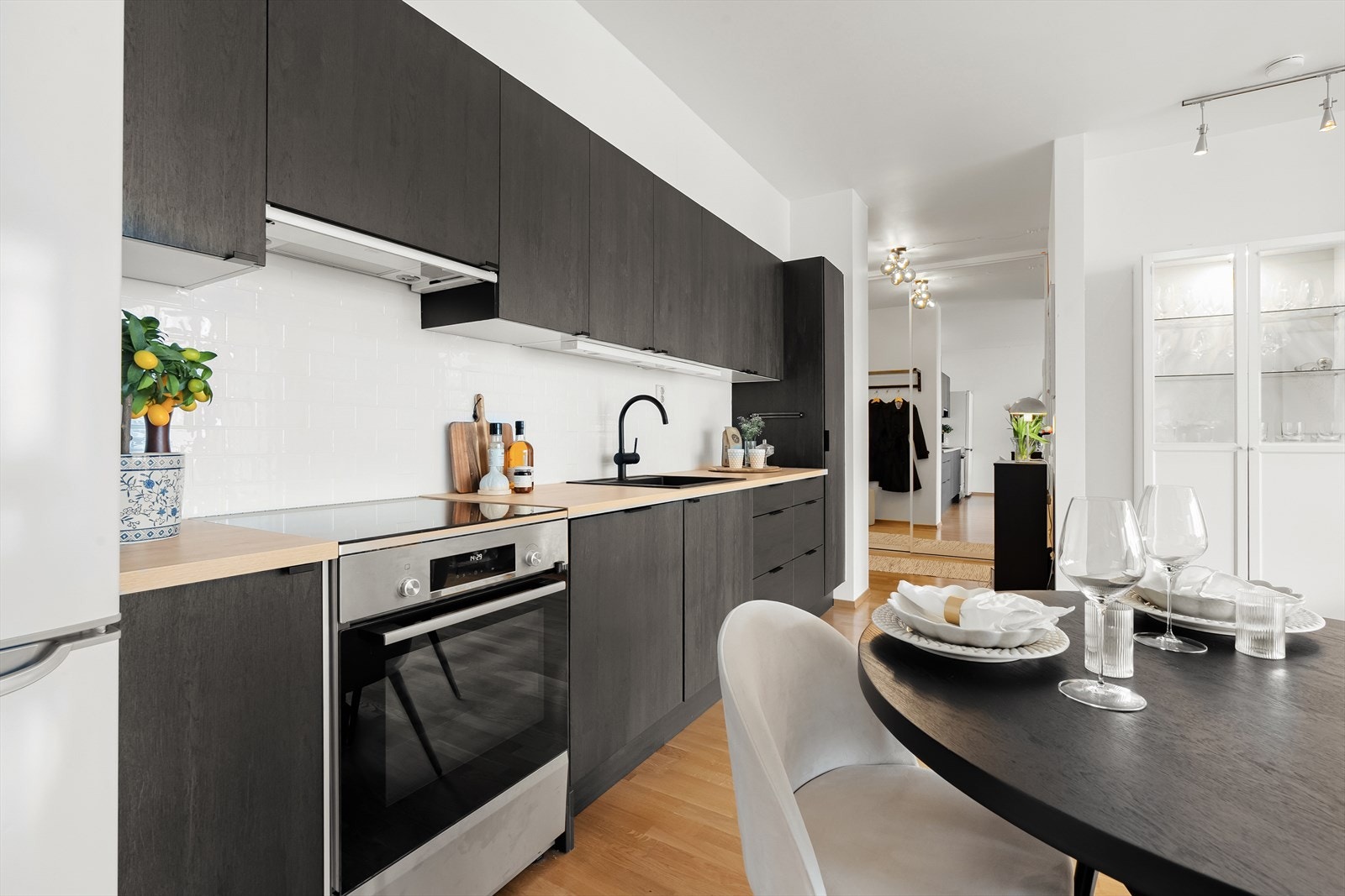 Her sett fra kjøkkenet og ut mot den romslige, fine entreèn. Alle hvitevarer medfølger, inkl. kjøl/frys. Galleribilde