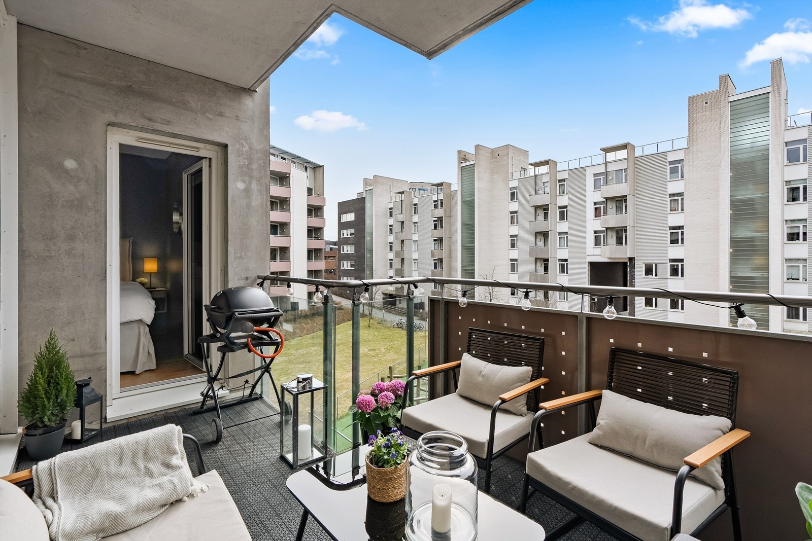 Leiligheten byr på en herlig vestvendt balkong på ca. 8 m² med gode solforhold. Her kan solen nytes midtsommer fra ca. kl. 13:30-20:30. Galleribilde