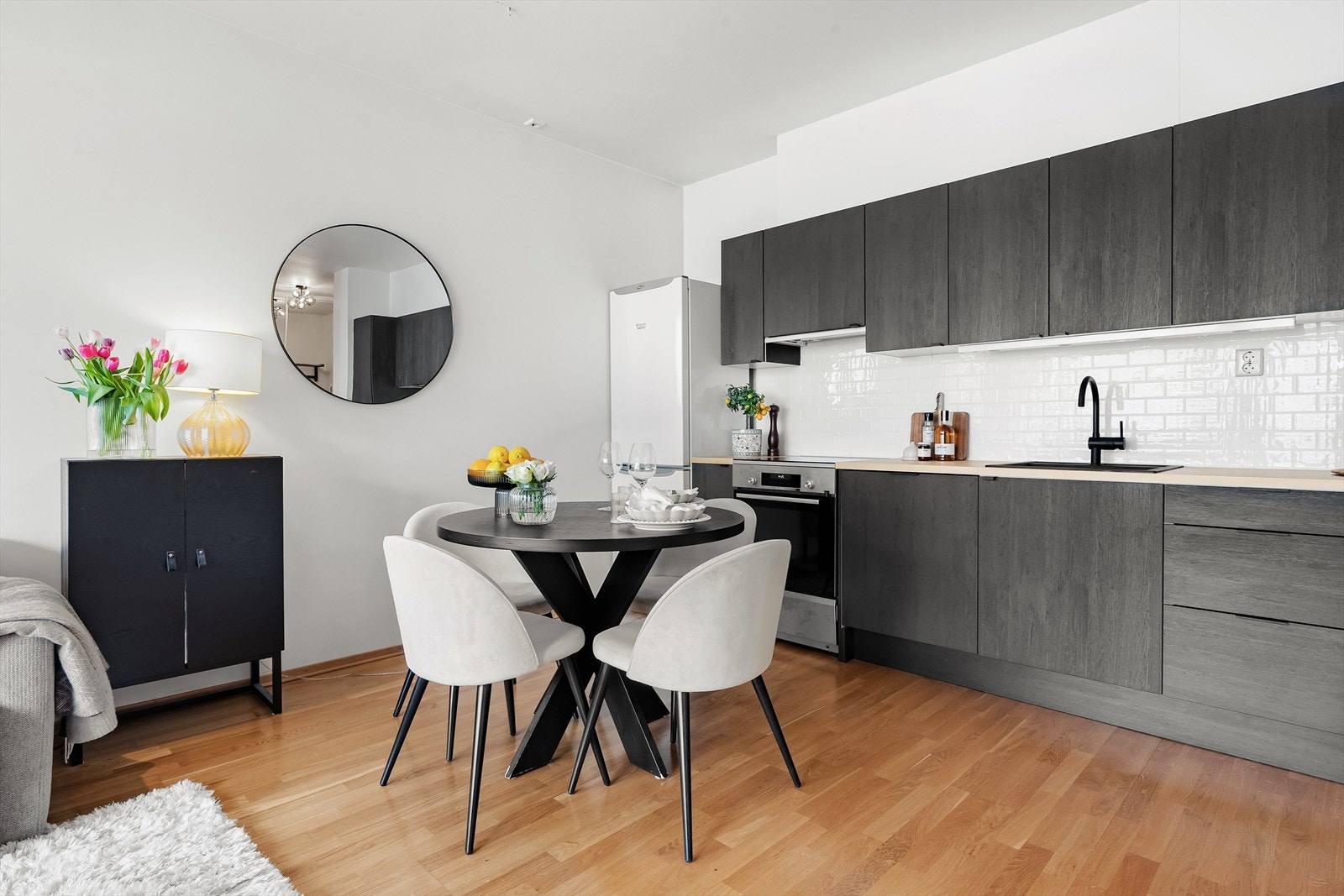 Leiligheten fikk nye kjøkkenfronter (2024). I tillegg be det også satt inn ny integrert oppvaskmaskin. Galleribilde