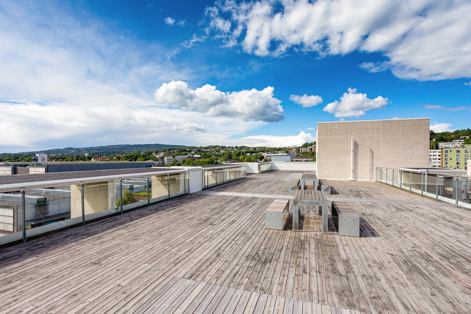 I tillegg til den private balkongen til leiligheten, har også bygget en stor og flott takterrasse. Her kan du nyte fantastisk utsikt og sol fra tidlig morgen til solnedgang. Galleribilde