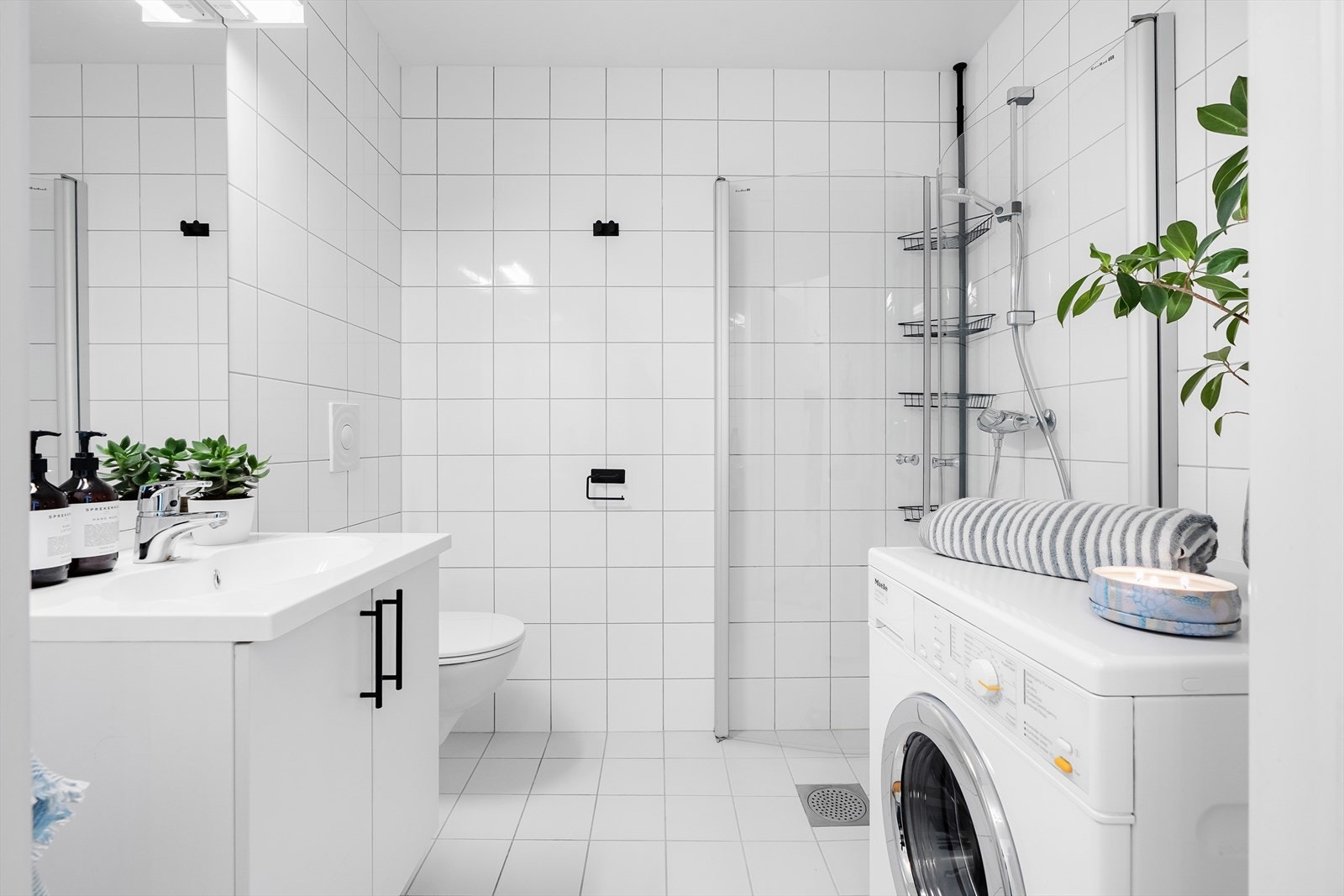 Også baderommet har en god og fin størrelse og er utstyrt med elektrisk gulvvarme og opplegg for vaskemaskin. Galleribilde