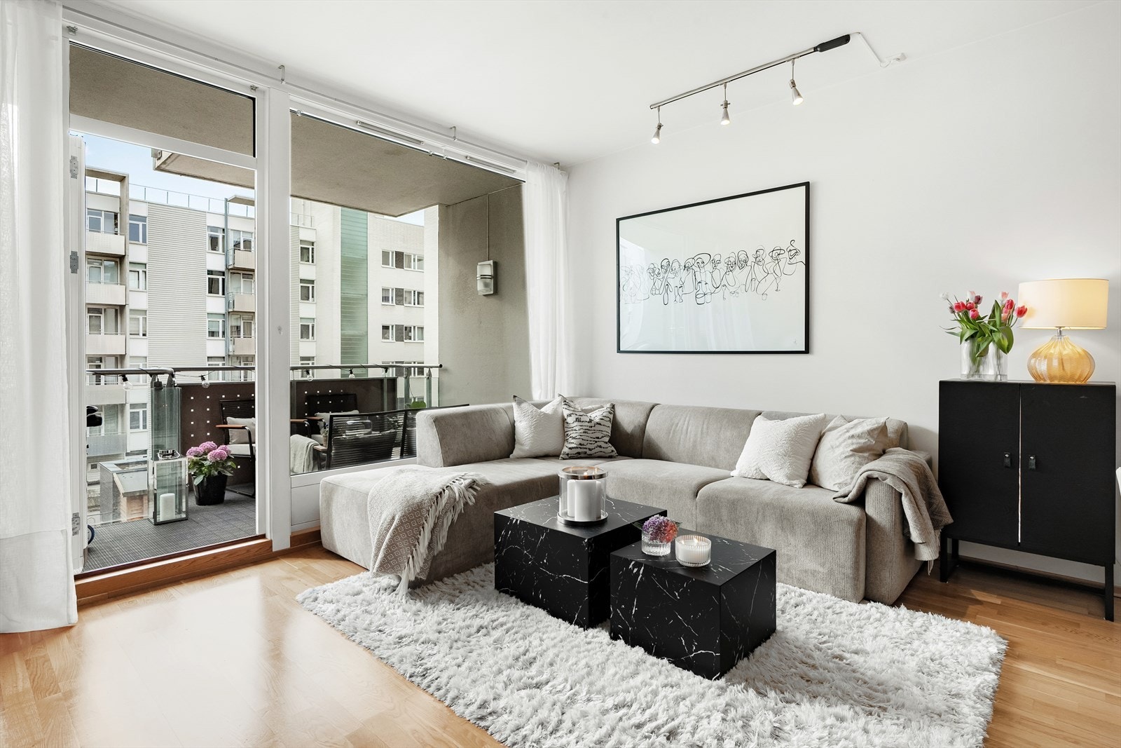 Leiligheten har parkett på gulver og moderne, glatte veggflater. De moderne flatene gjør det enkelt å male om dersom en skulle ønske andre farger. Galleribilde