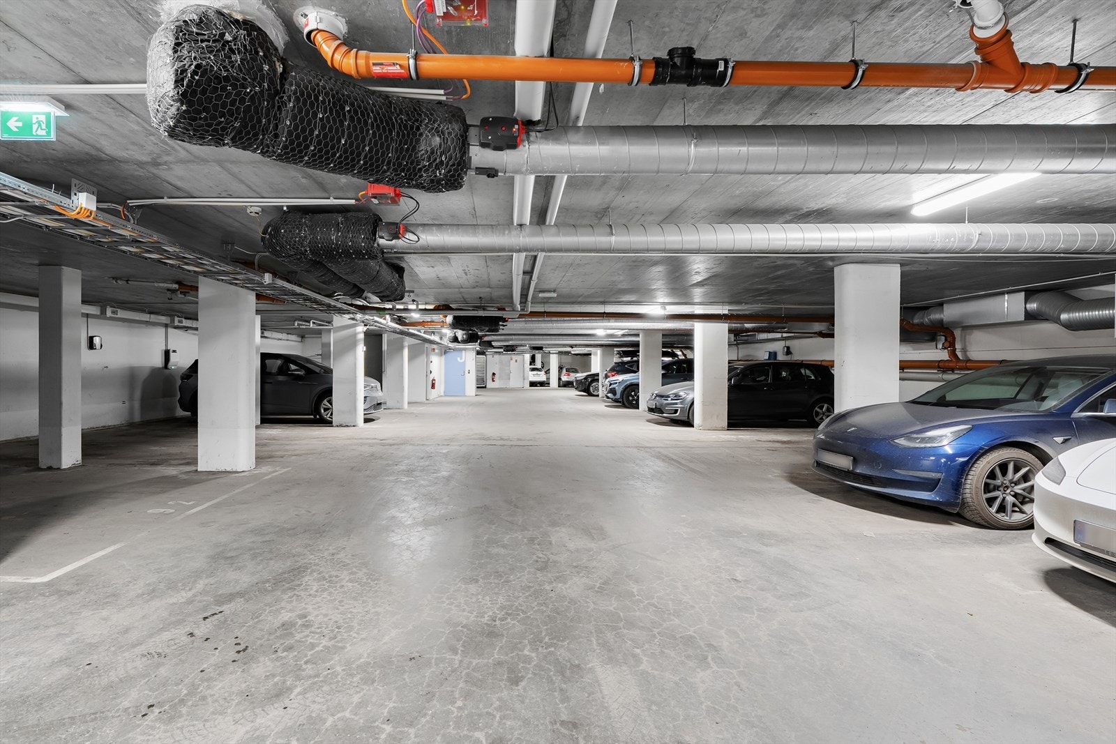 Det er mulighet for å kjøpe garasjeplass i kjeller med heisadkomst. Denne koster kr. 350.000,- og kommer evt. i tillegg til prisen for leiligheten. Garasjeplassen er merket med nr. 181 og ligger godt plassert i forhold til leiligheten. Galleribilde