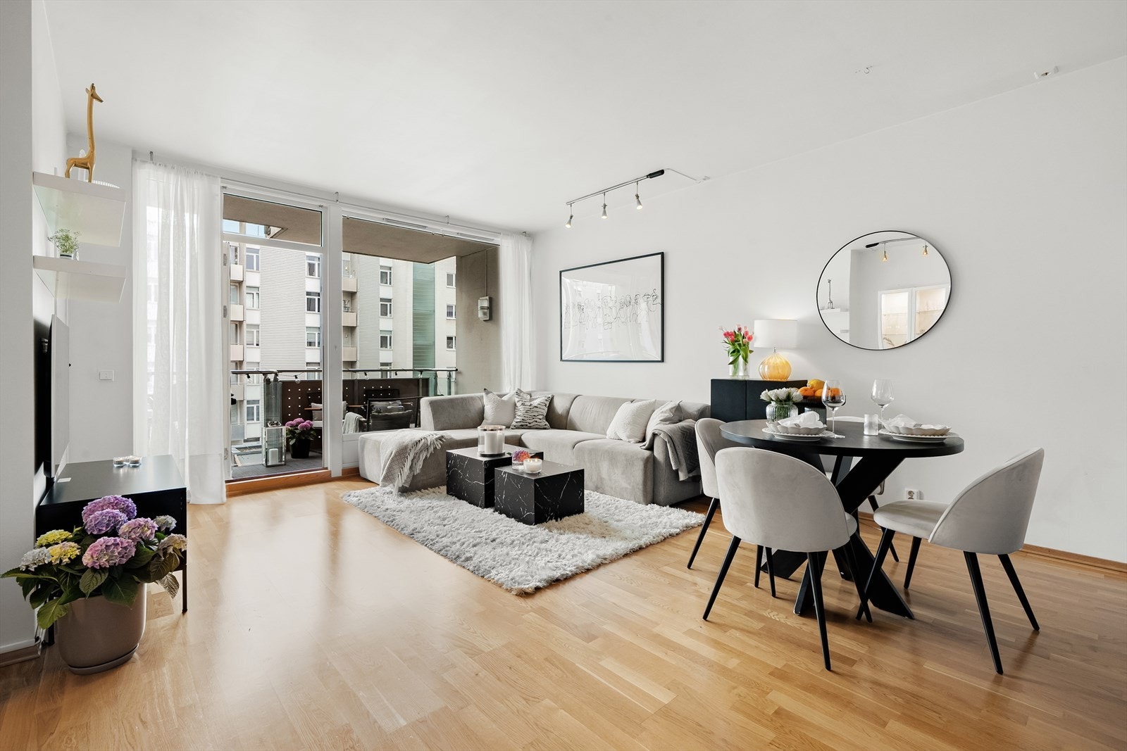 Velkommen til Gunnar Schjelderups vei 11H! En innbydende og pen 2-roms med en super planløsning og attraktiv beliggenhet i Nydalen. Galleribilde