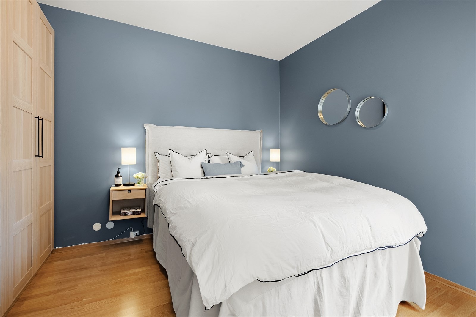 Soverommet ble malt i 2024 med en behagelig og fin blåtone. Galleribilde