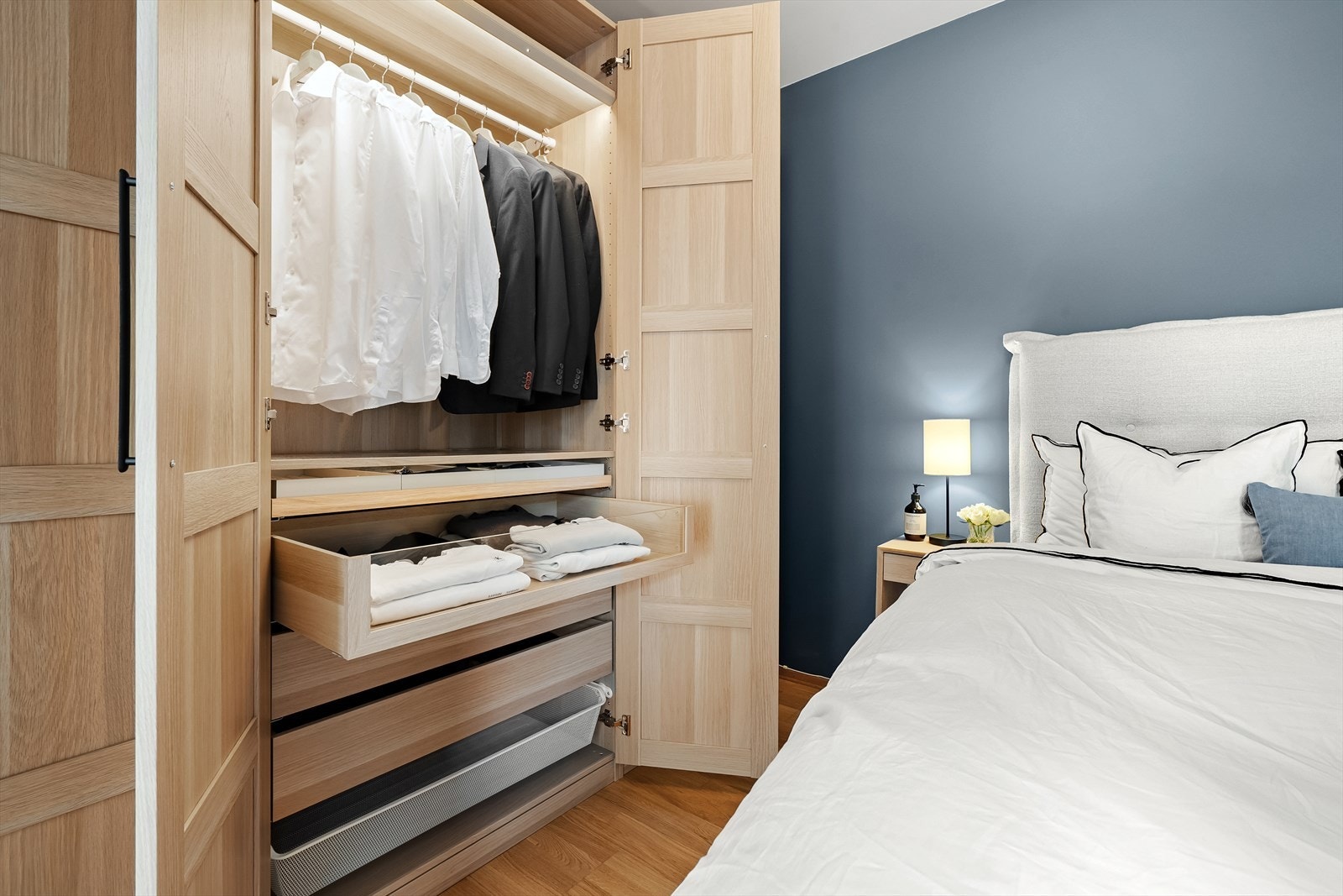 Rommet har også rikelig med oppbevaringsplass i en IKEA PAX-garderobe, som ble installert i 2024. Galleribilde