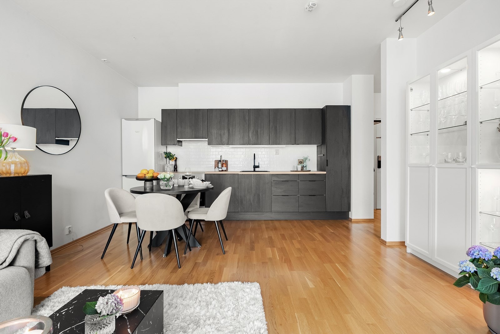 Kabel-tv, internett og varmtvann er inkludert i felleskostnadene. Galleribilde