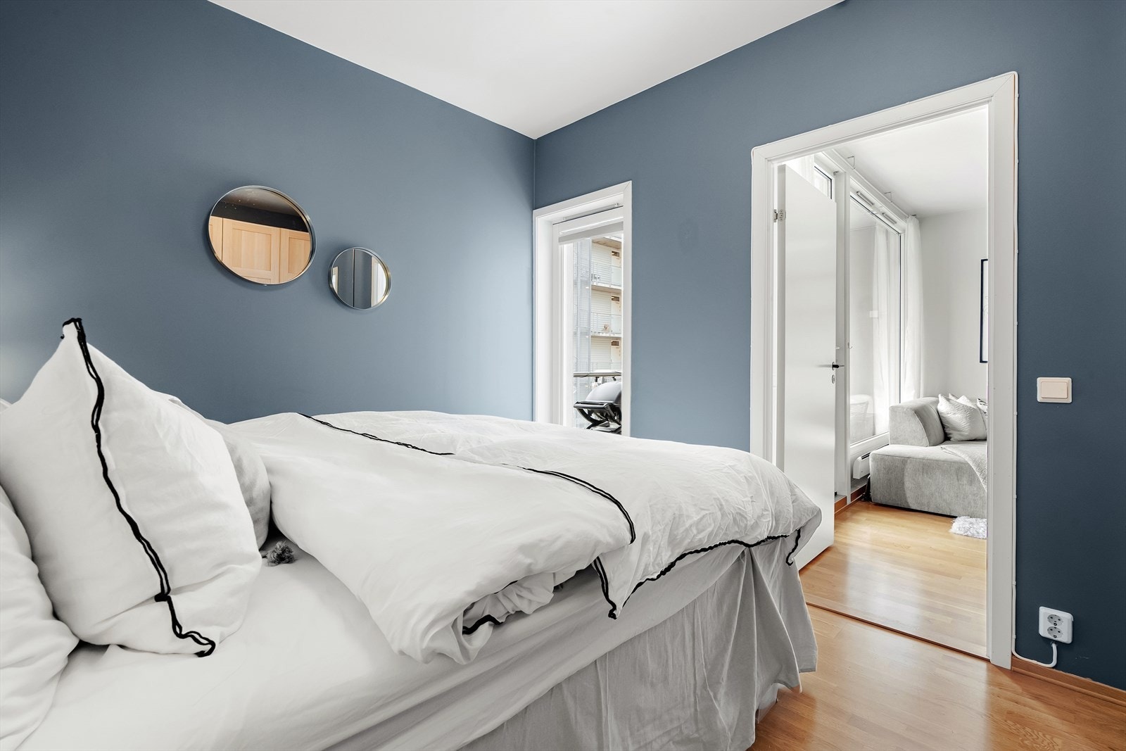 Her sett fra soverommet ut mot balkong og stue. Hyggelig med utgang til balkongen også fra soverommet. Galleribilde