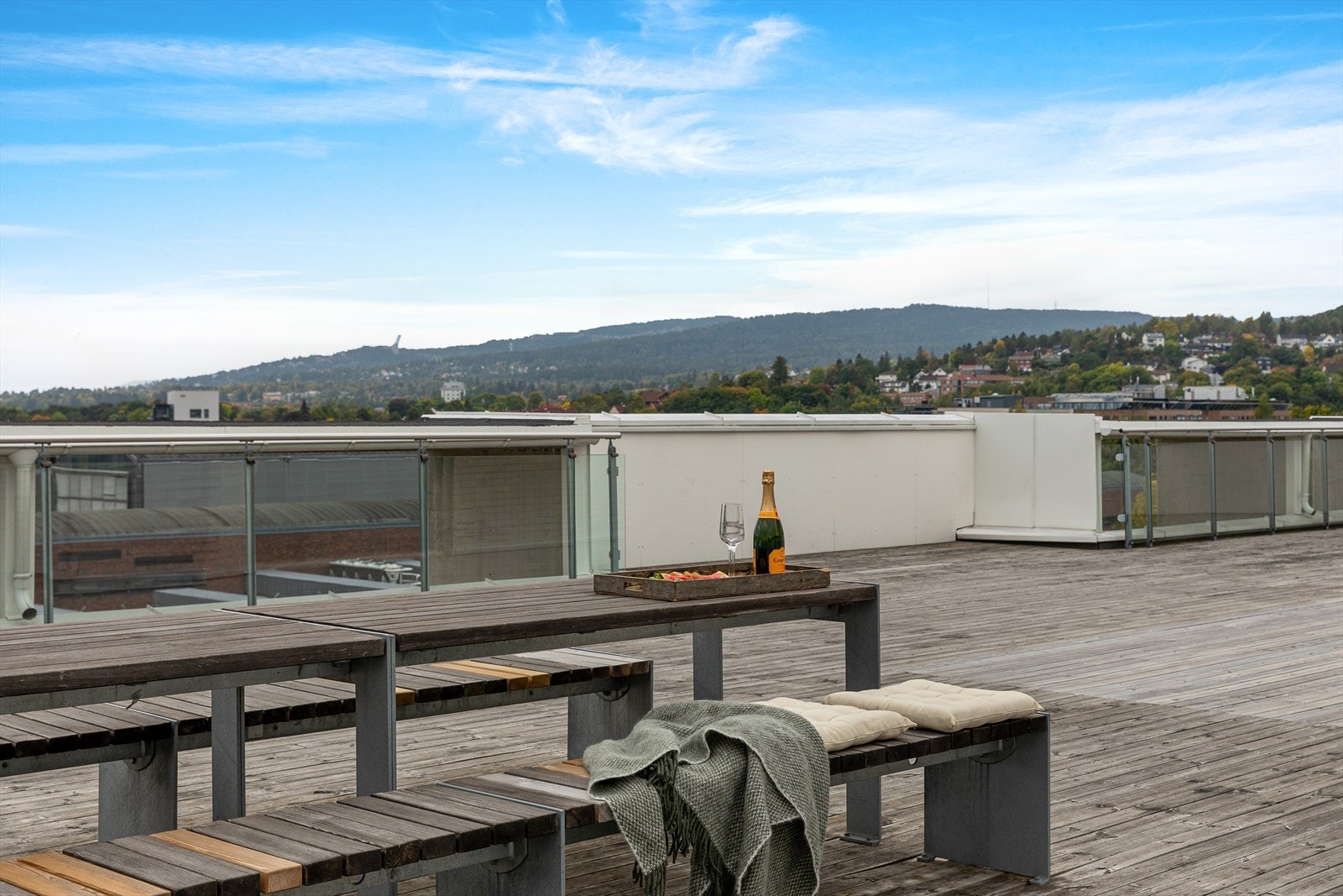 Sol hele dagen og flott utsikt mot Holmenkollen. Galleribilde