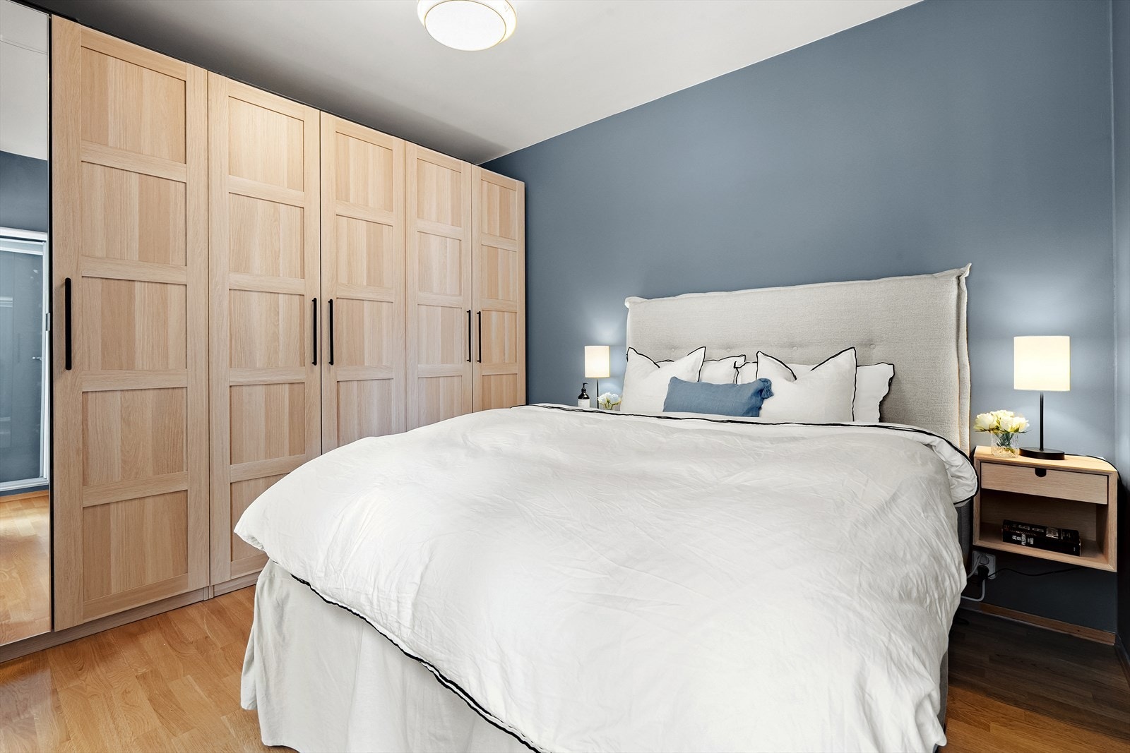 La oss også ta en titt på det store, gode soverommet. Soverommet er romslig med plass til dobbeltseng, nattbord og øvrige møbler. Galleribilde