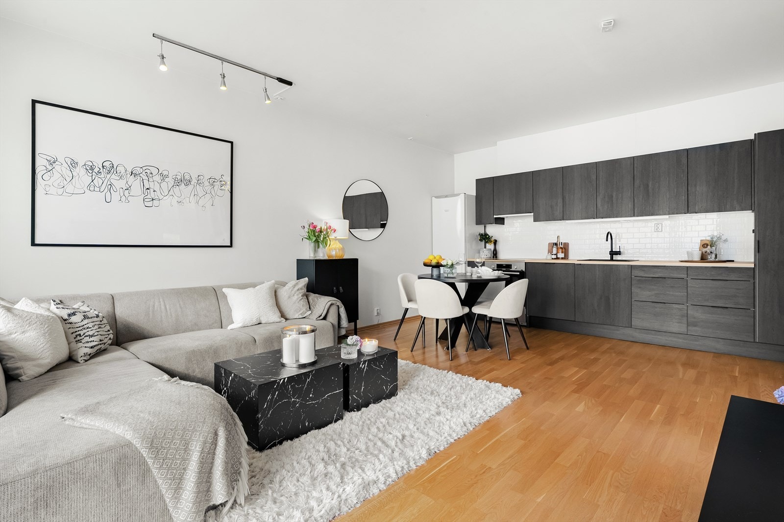 Stuen er romslig og har ekstra takhøyde. Her får du plass til både en stor sofa og et større spisebord. Galleribilde