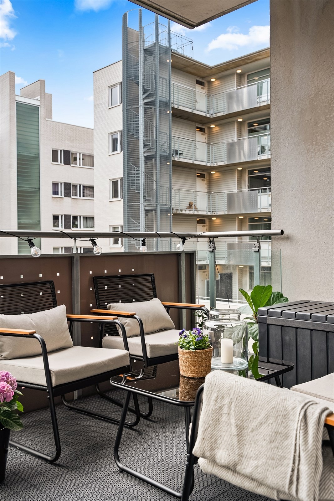 La oss ta en liten titt til på balkongen. Her kan du enkelt skape en koselig uteoase med utemøbler, beplantninger og gassgrill. Galleribilde