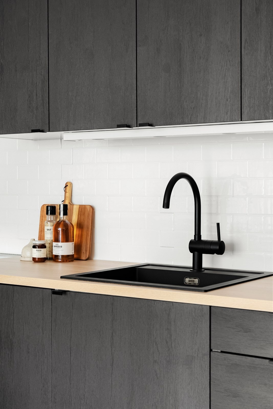 Innredningen har nå røffe, moderne fronter (2024) og en slitesterk laminatbenkeplate med nedfelt vaskekum. Galleribilde