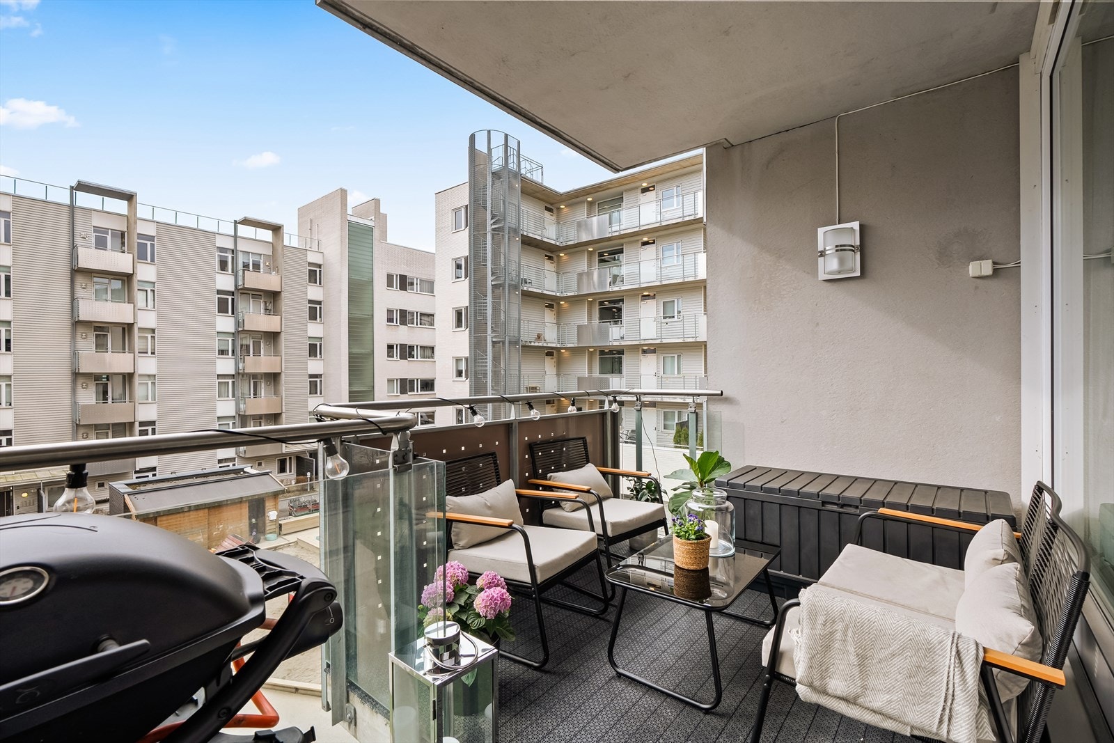 I vår- og sommerhalvåret blir balkongen en naturlig forlengelse av stuen, perfekt for hyggelige stunder med familie og venner. Leiligheten i dette bygget ligger fint til, tilbaketrukket fra vei. Galleribilde