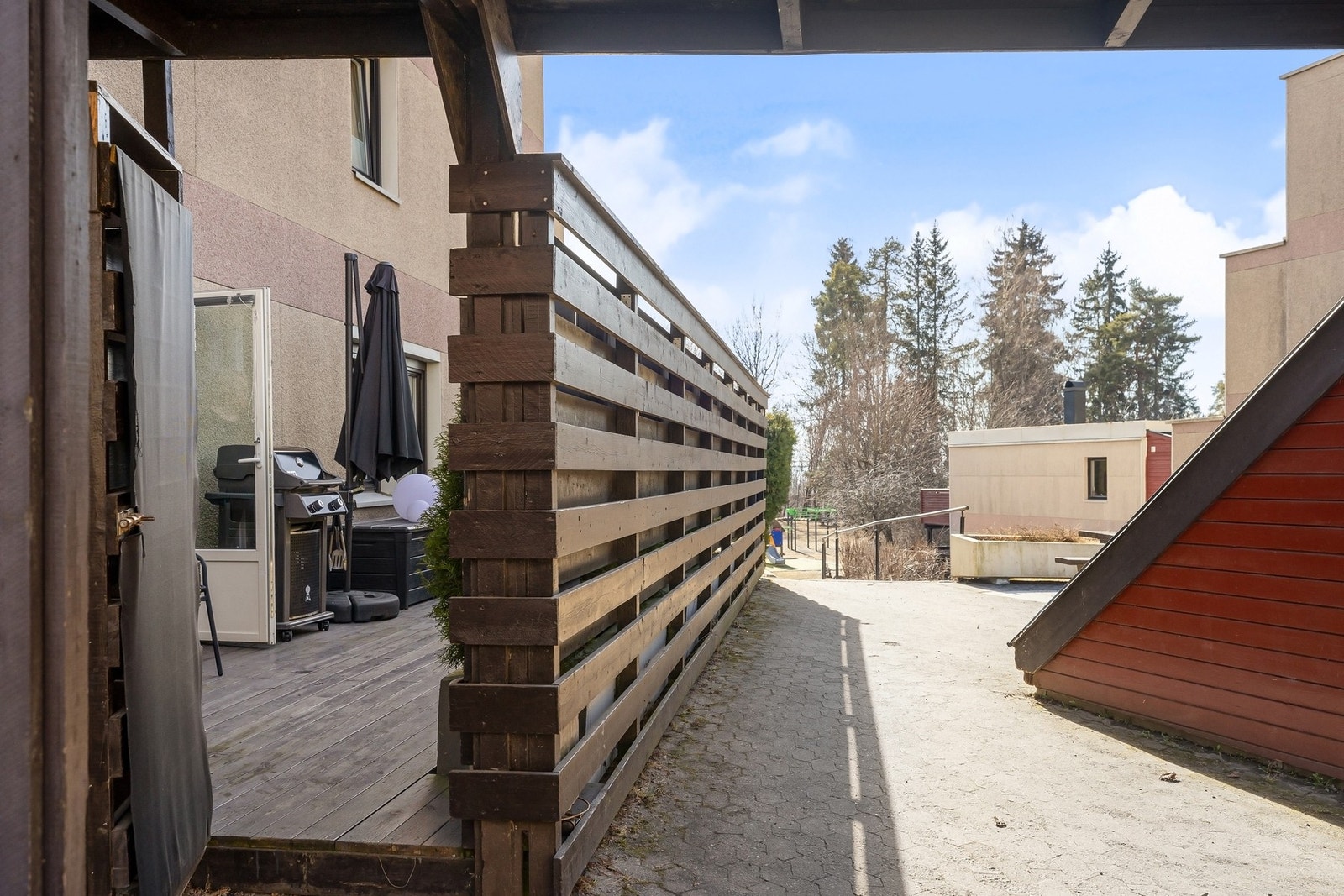 Uteplassen har også en egen port ut til borettslagets barnevennlige fellesarealer med lekeplass, noe som gir en ekstra dimensjon av brukervennlighet for både småbarnsfamilier og gjester. Galleribilde