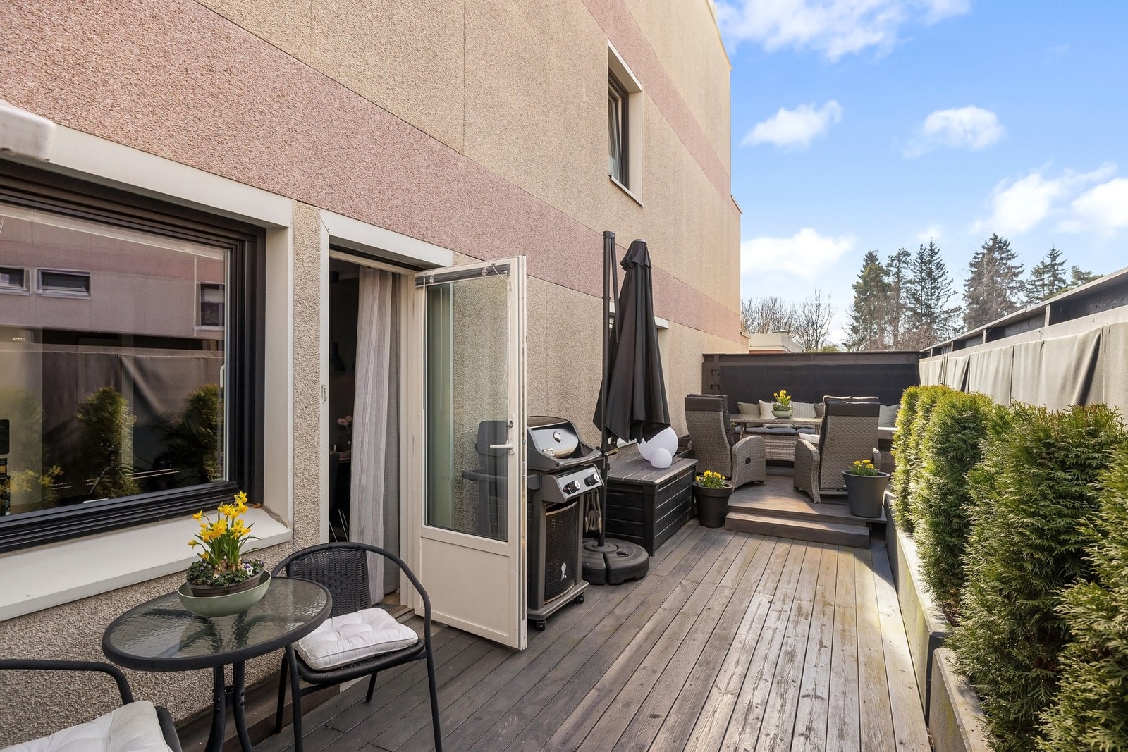Fra kjøkkenet er det utgang til en stor og godt skjermet markterrasse 29m² - et usjenert og meget hyggelig uterom. Galleribilde