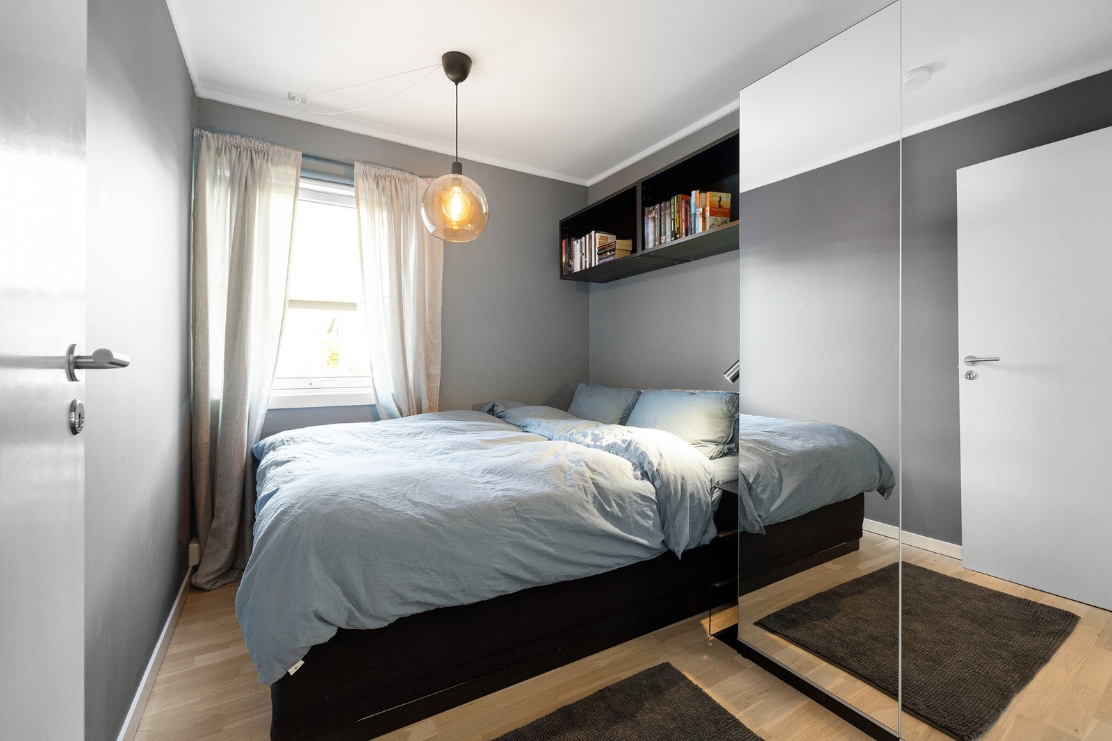 Soverom 2 er også av god størrelse med plass til dobbeltseng, garderobe og nattbord. Galleribilde