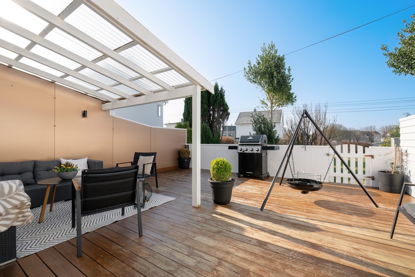 Meget god plass til grill, sittegrupper og mange gjester Galleribilde