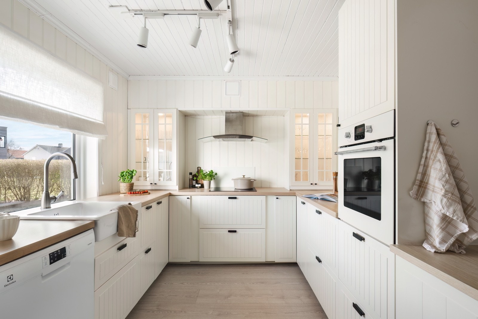 Innholdsrikt kjøkken med mye skap og benkeplass Galleribilde