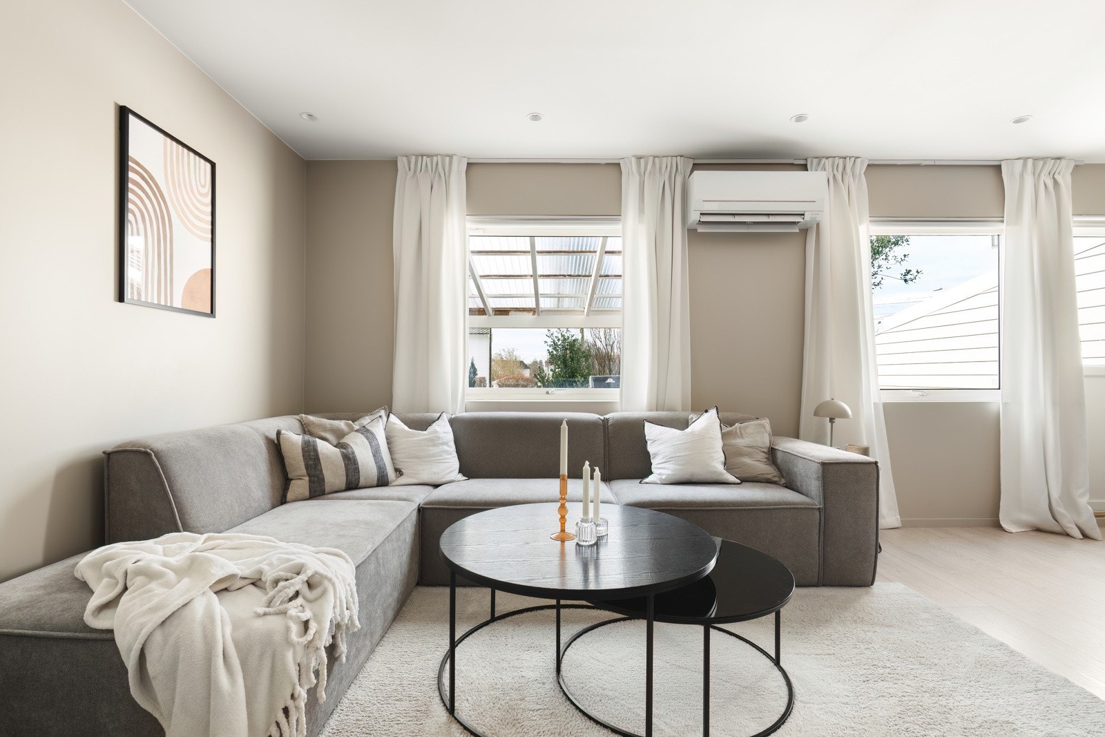 Fra stuen har du utgang til terrassen og felles plen Galleribilde